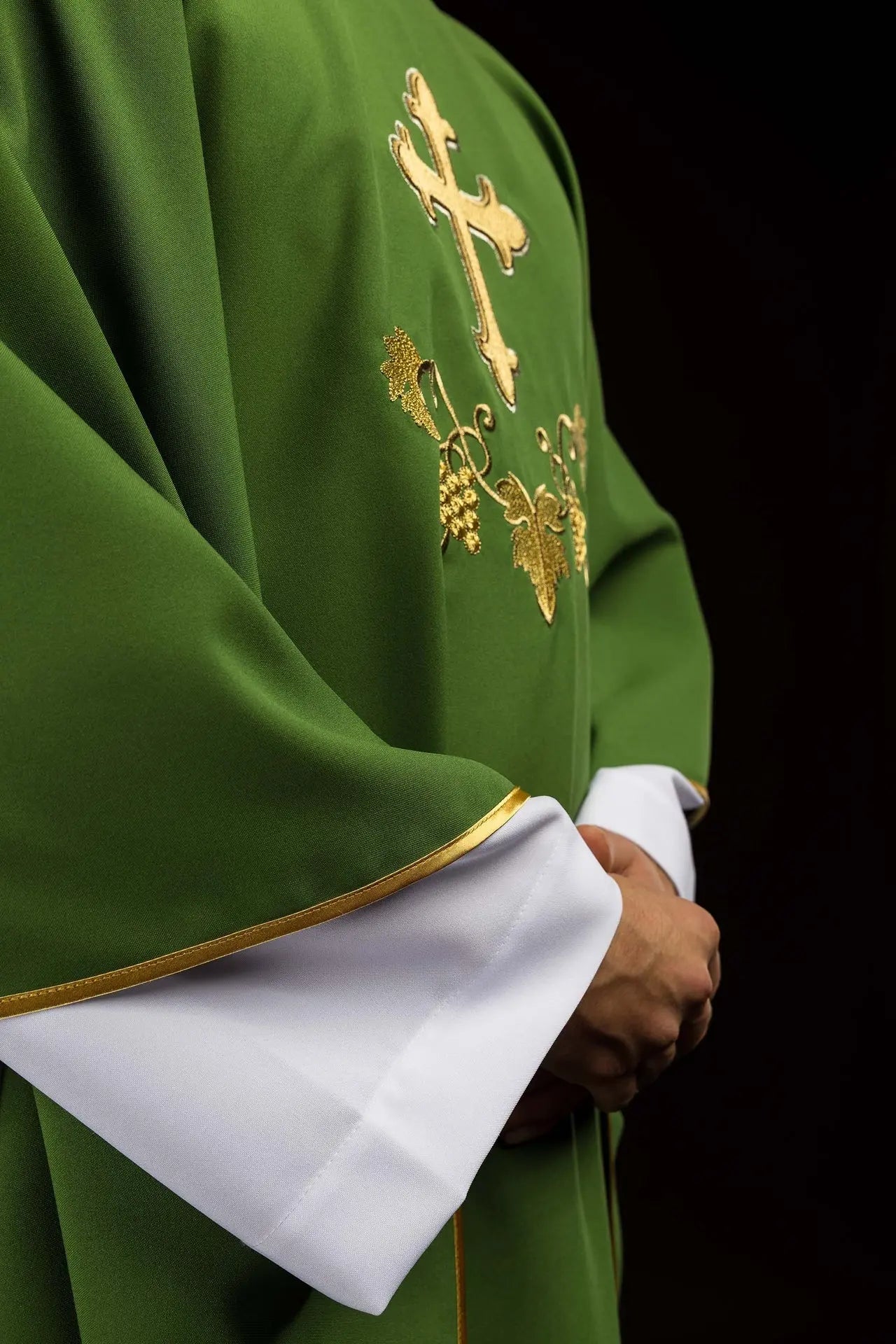 Haftowany ornat z symbolem krzyża i szerokim kołnierzem zielony