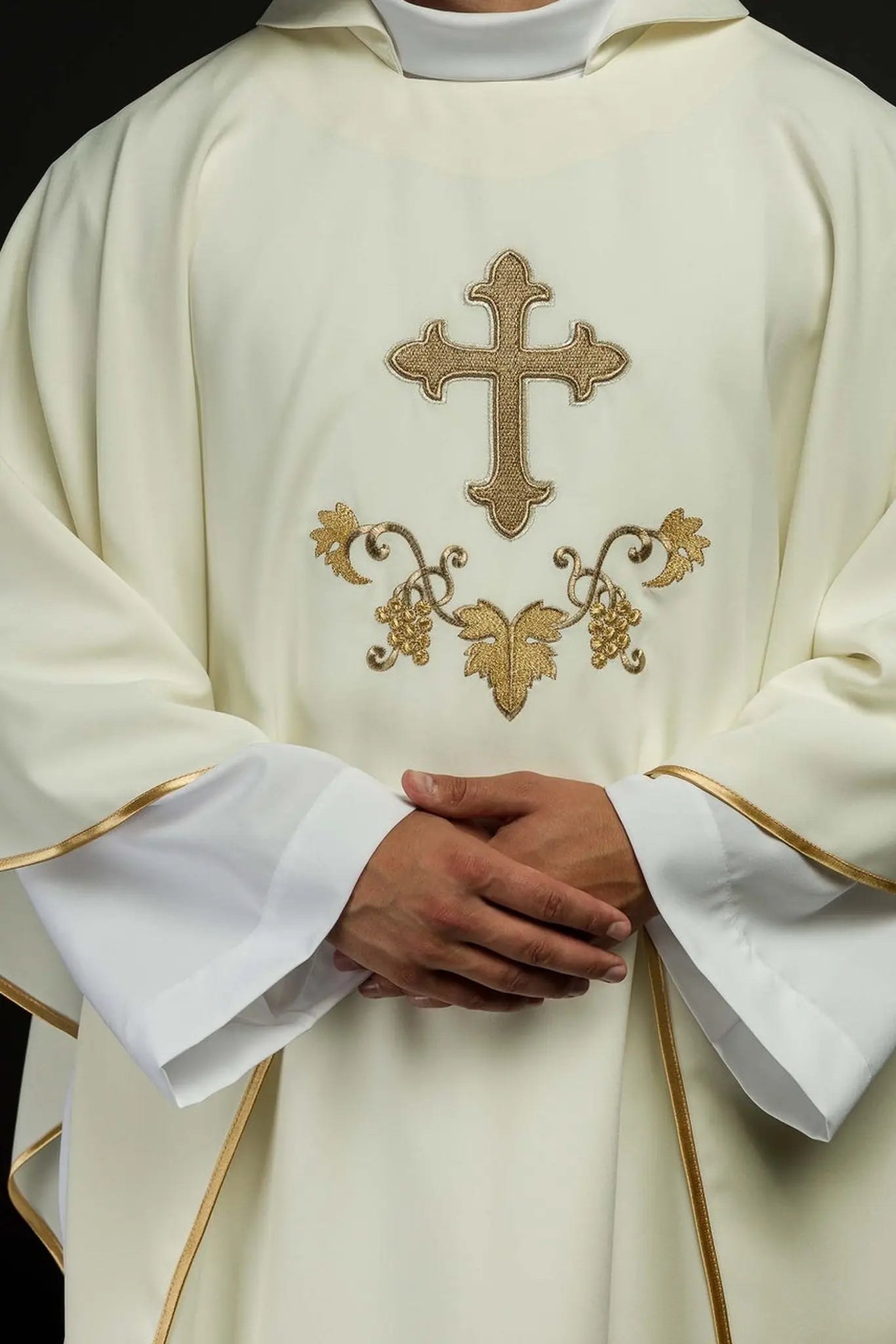 Ecru haftowany ornat z motywem krzyża i szerokim kołnierzem