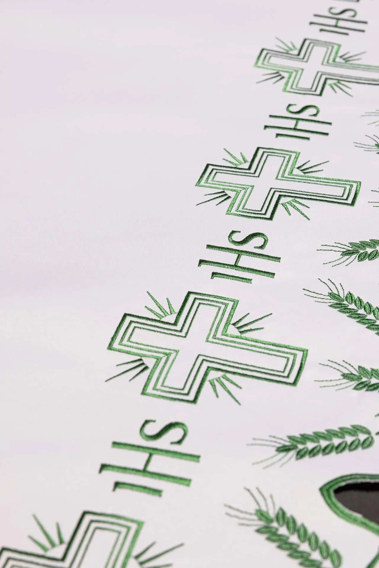 Obrus ołtarzowy z haftem krzyża IHS i kłosa pszenicy – zielona lamówka