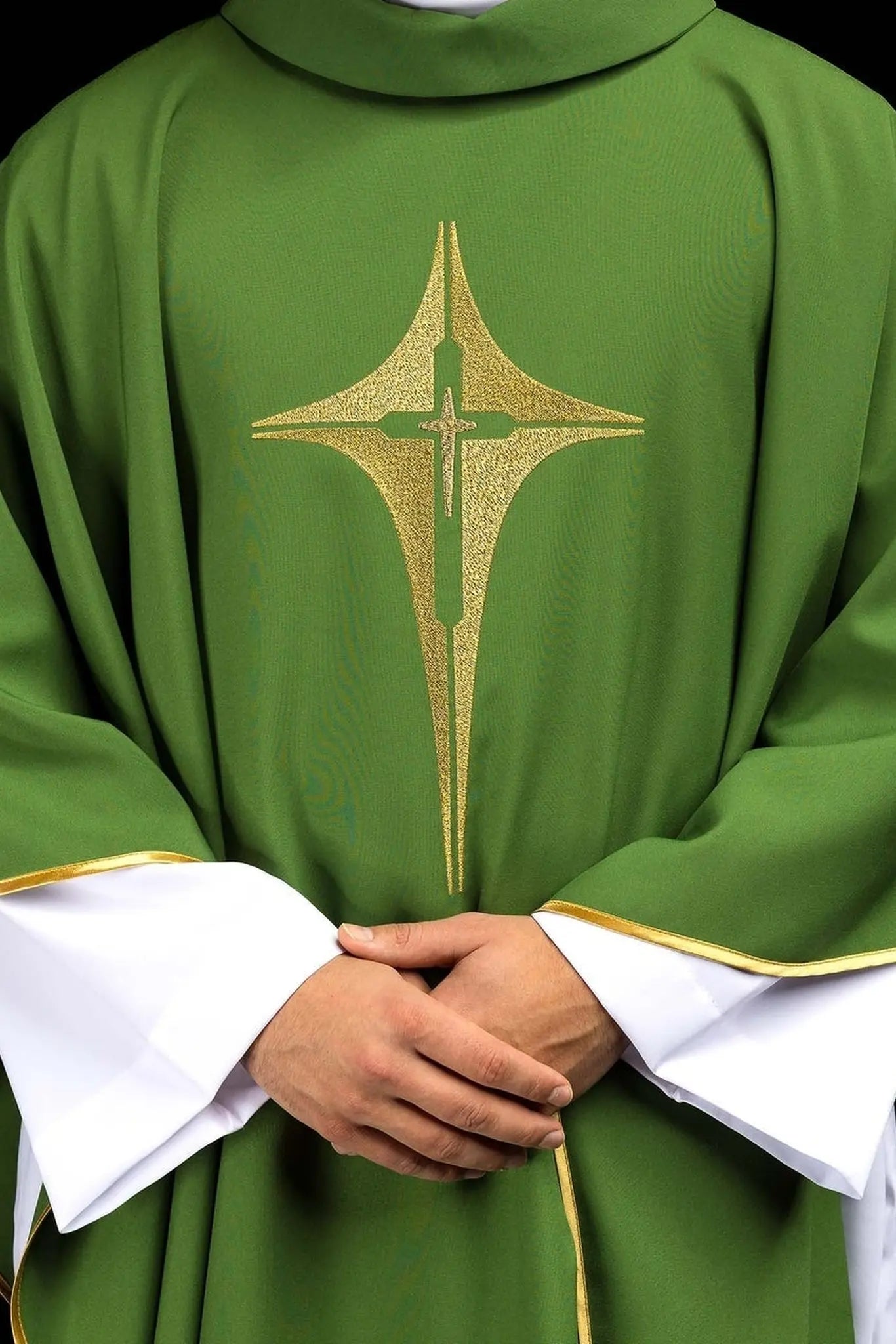 Zielony ornat haftowany motywem krzyża