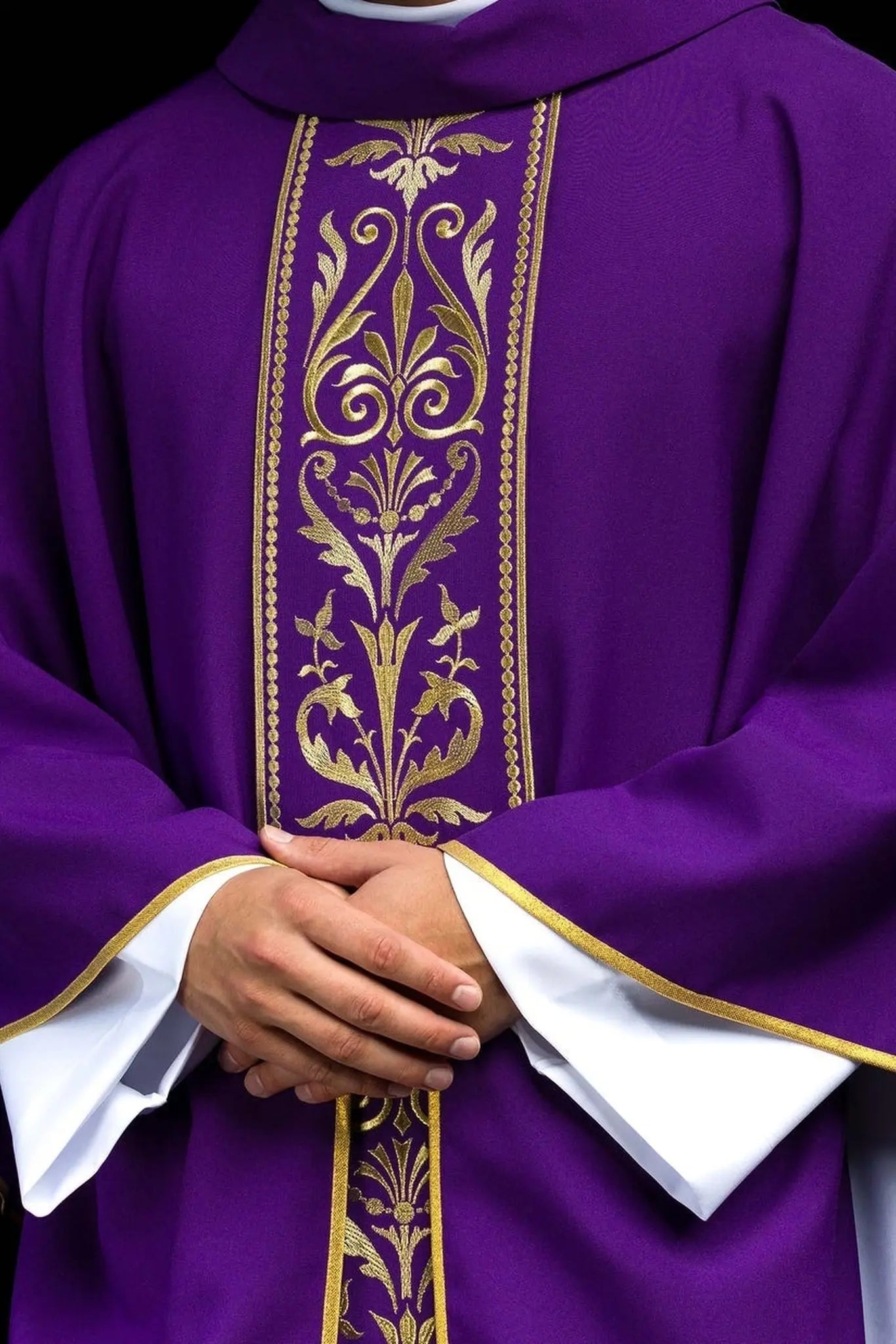 Ornat liturgiczny w kolorze fioletowym, zdobiony złotym haftowanym pasem