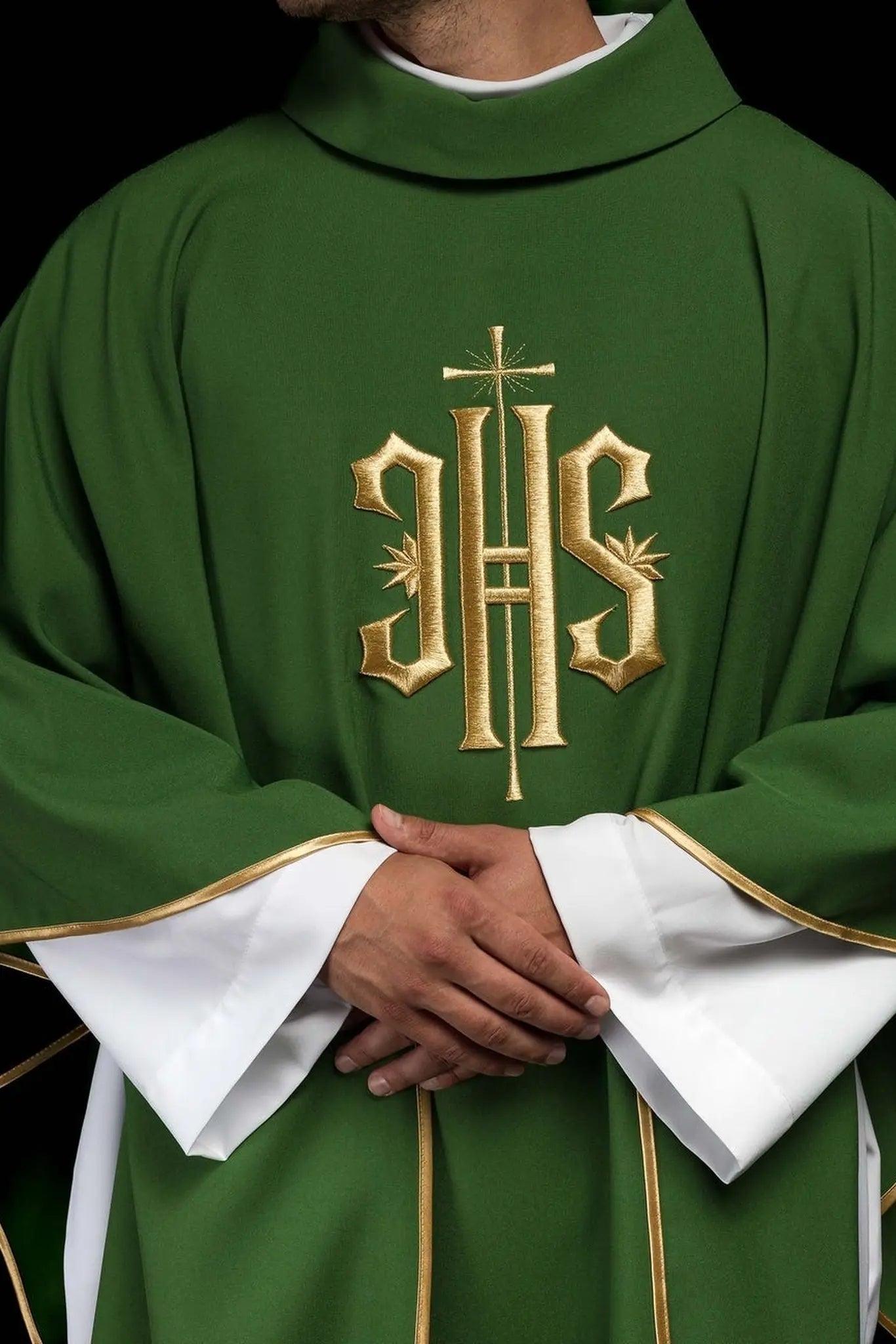 Zielony haftowany ornat ze złotym motywem IHS