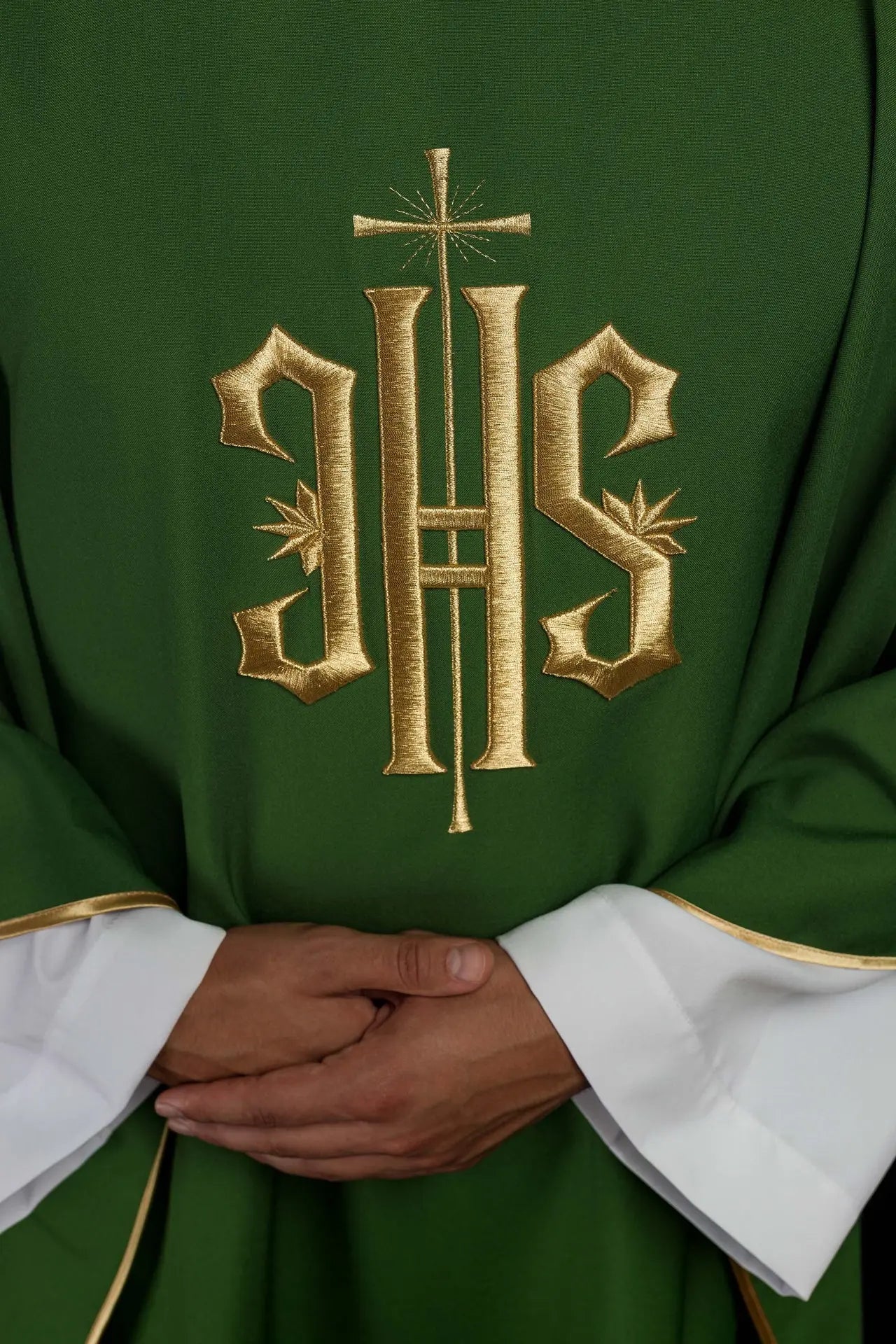 Zielony haftowany ornat ze złotym motywem IHS