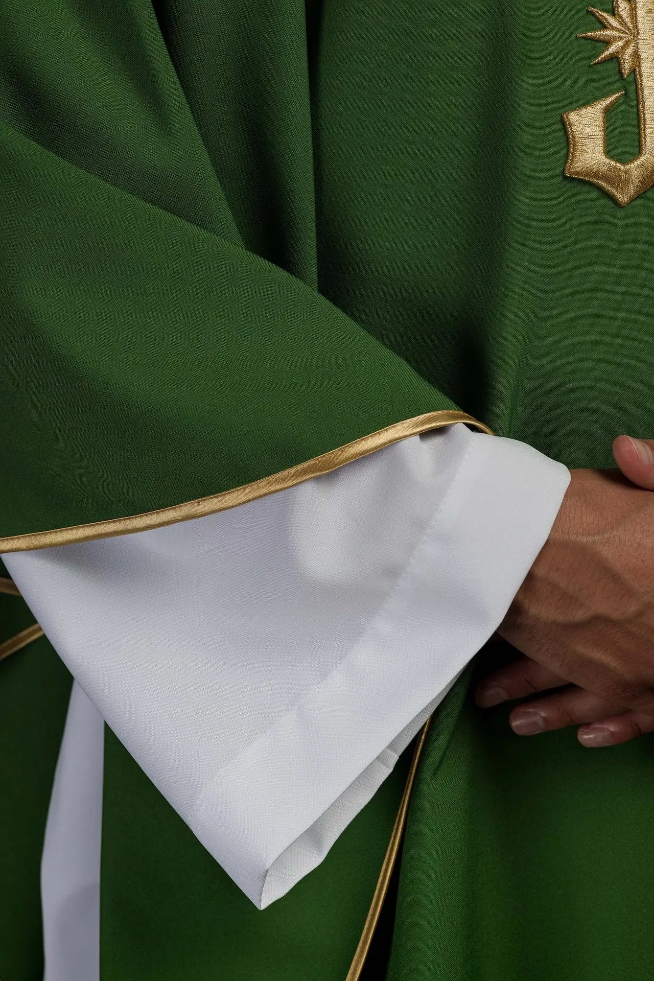 Zielony haftowany ornat ze złotym motywem IHS