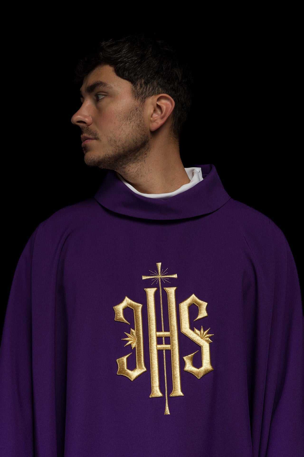 Fioletowy ornat haftowany z złotym motywem IHS - ORNATY.PL