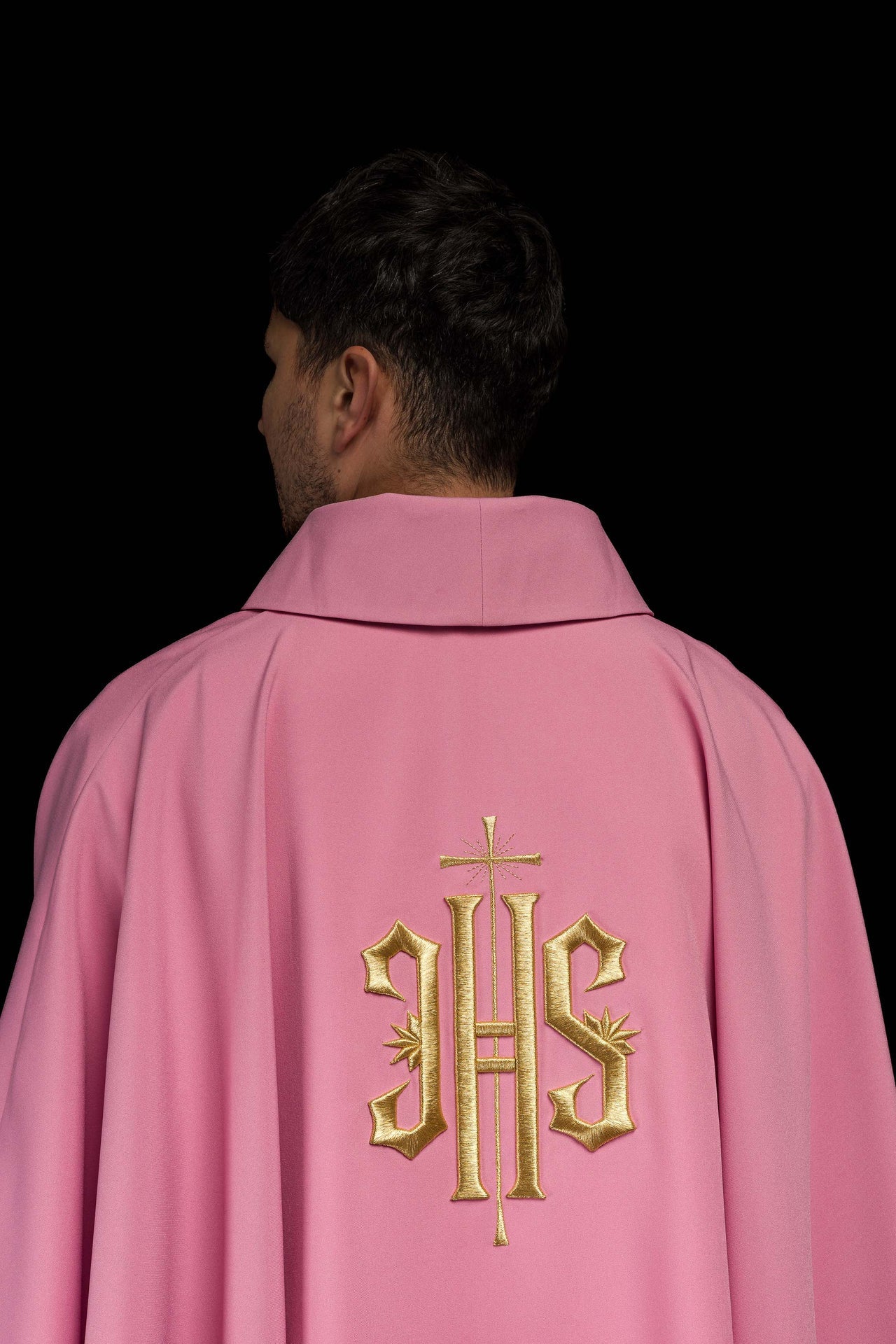 Ornat haftowany z wzorem IHS w kolorze różowym - ORNATY.PL