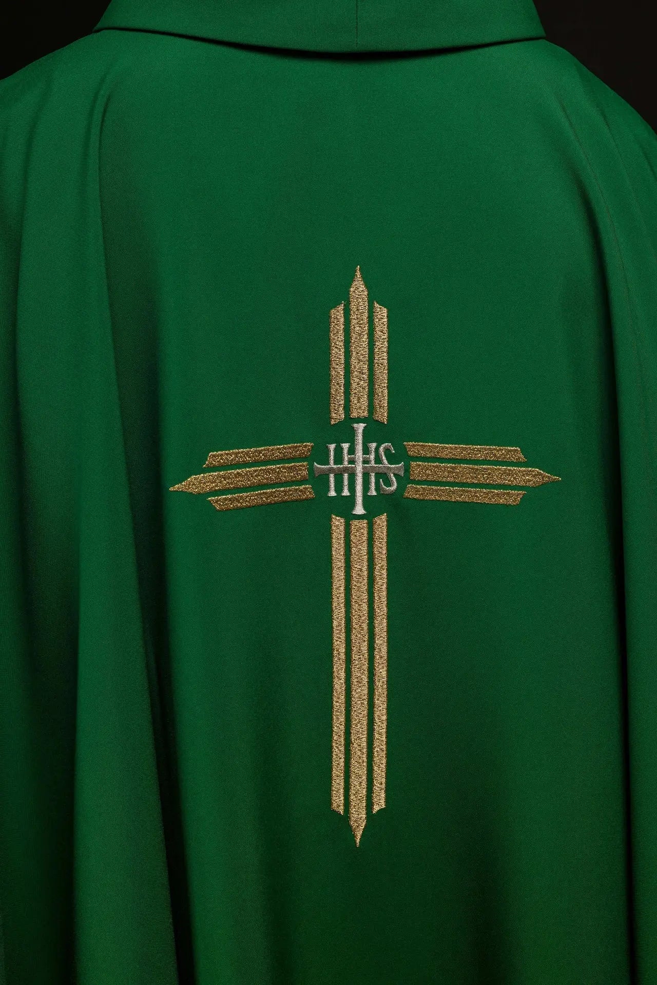 Zielony haftowany ornat z krzyżem IHS