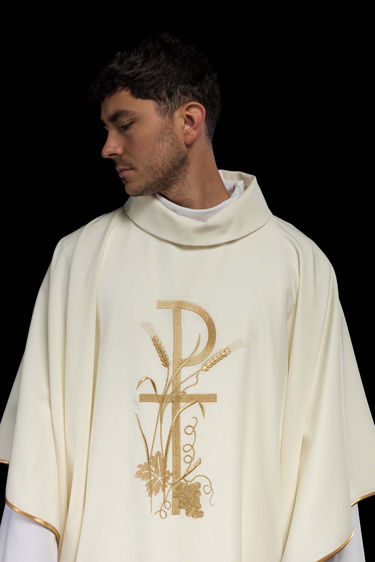 Ornat haftowany w kolorze ecru - ORNATY.PL