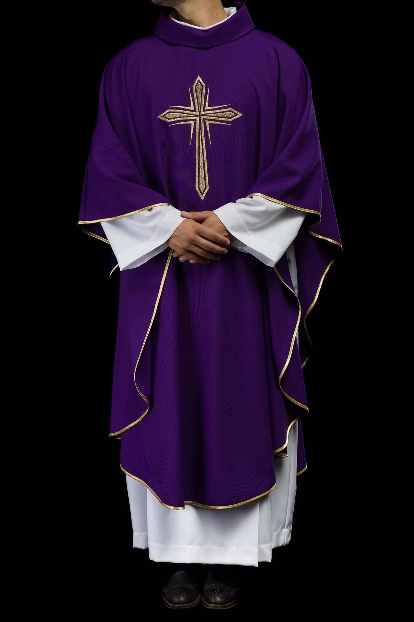 Fioletowy ornat liturgiczny z haftem krzyża i złotym wykończeniem