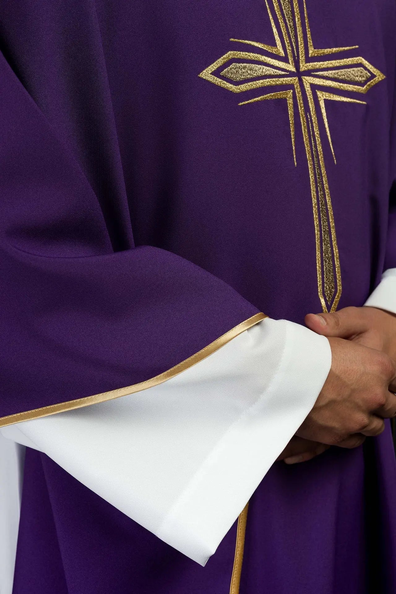 Fioletowy ornat liturgiczny z haftem krzyża i złotym wykończeniem