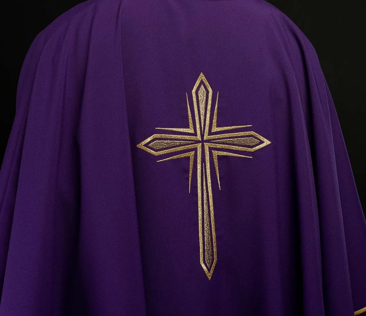 Fioletowy ornat liturgiczny z haftem krzyża i złotym wykończeniem