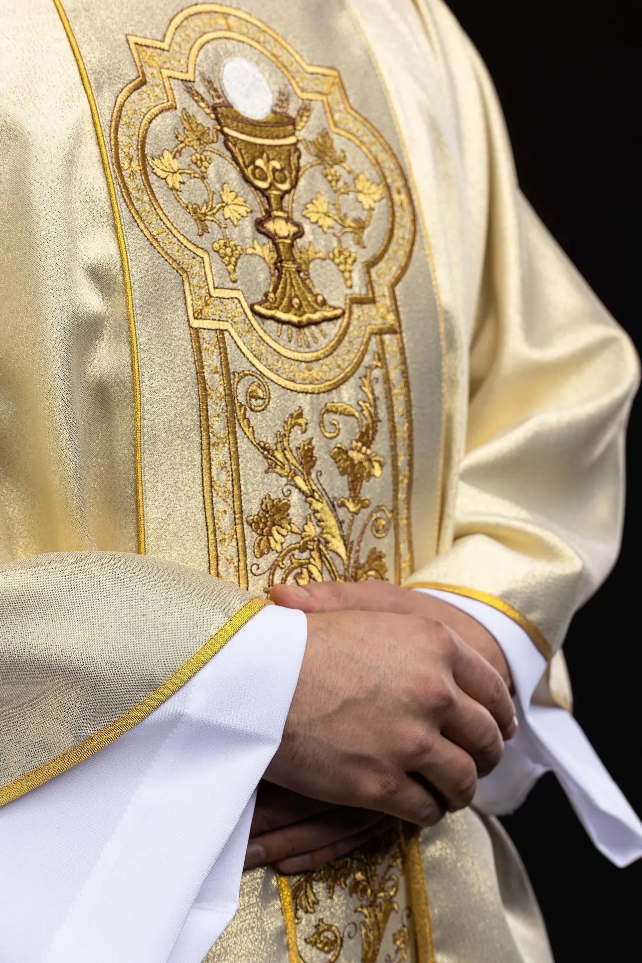 Złota kapa z haftem kielicha eucharystycznego