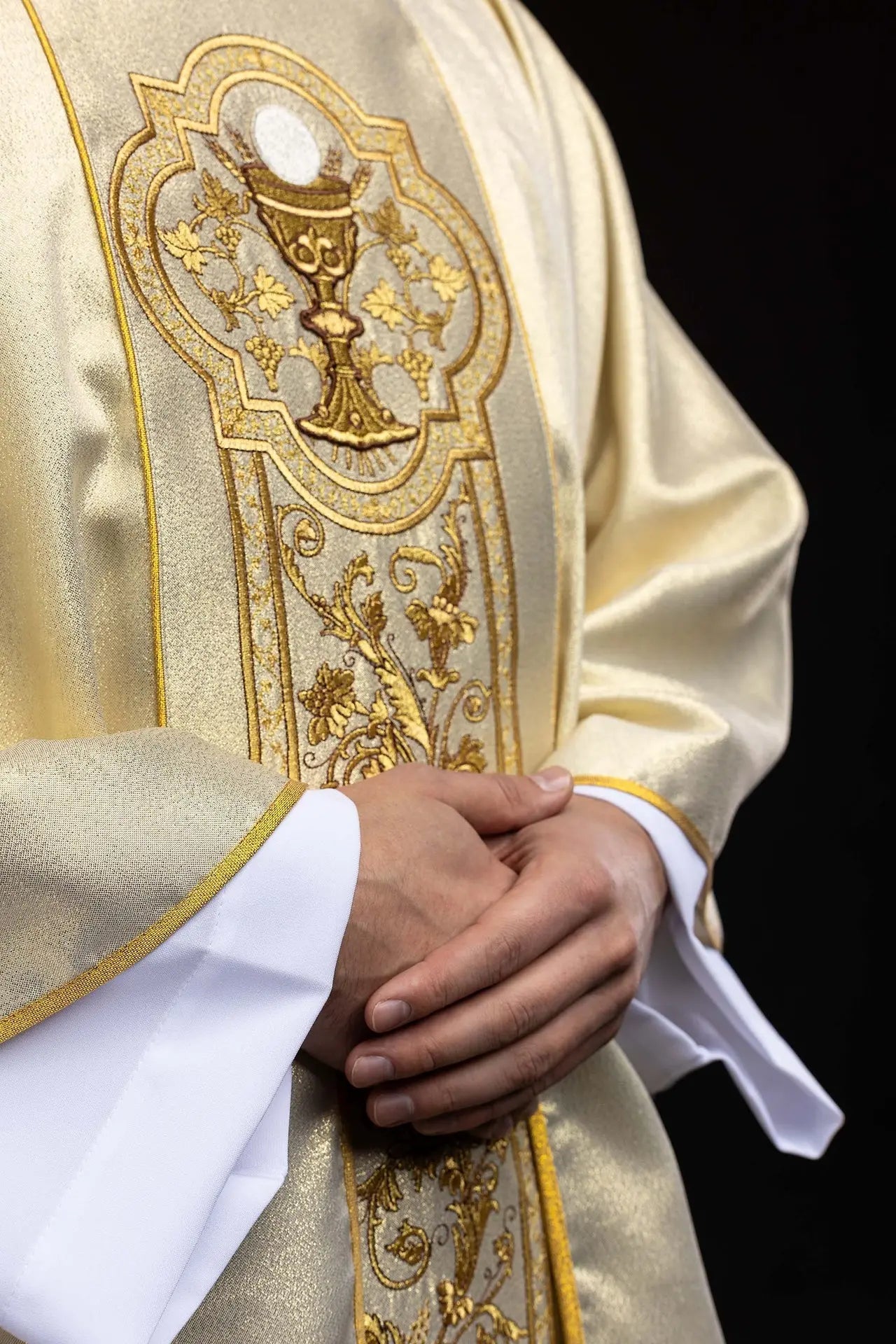 Złota kapa z haftem kielicha eucharystycznego