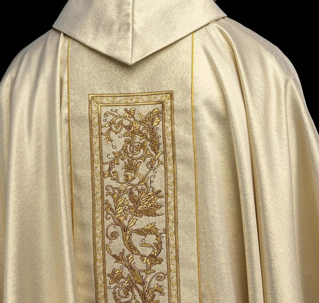 Złota kapa z haftem kielicha eucharystycznego