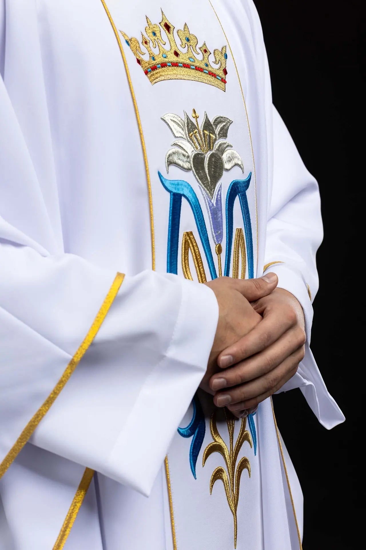 Biały ornat maryjny z haftem korony