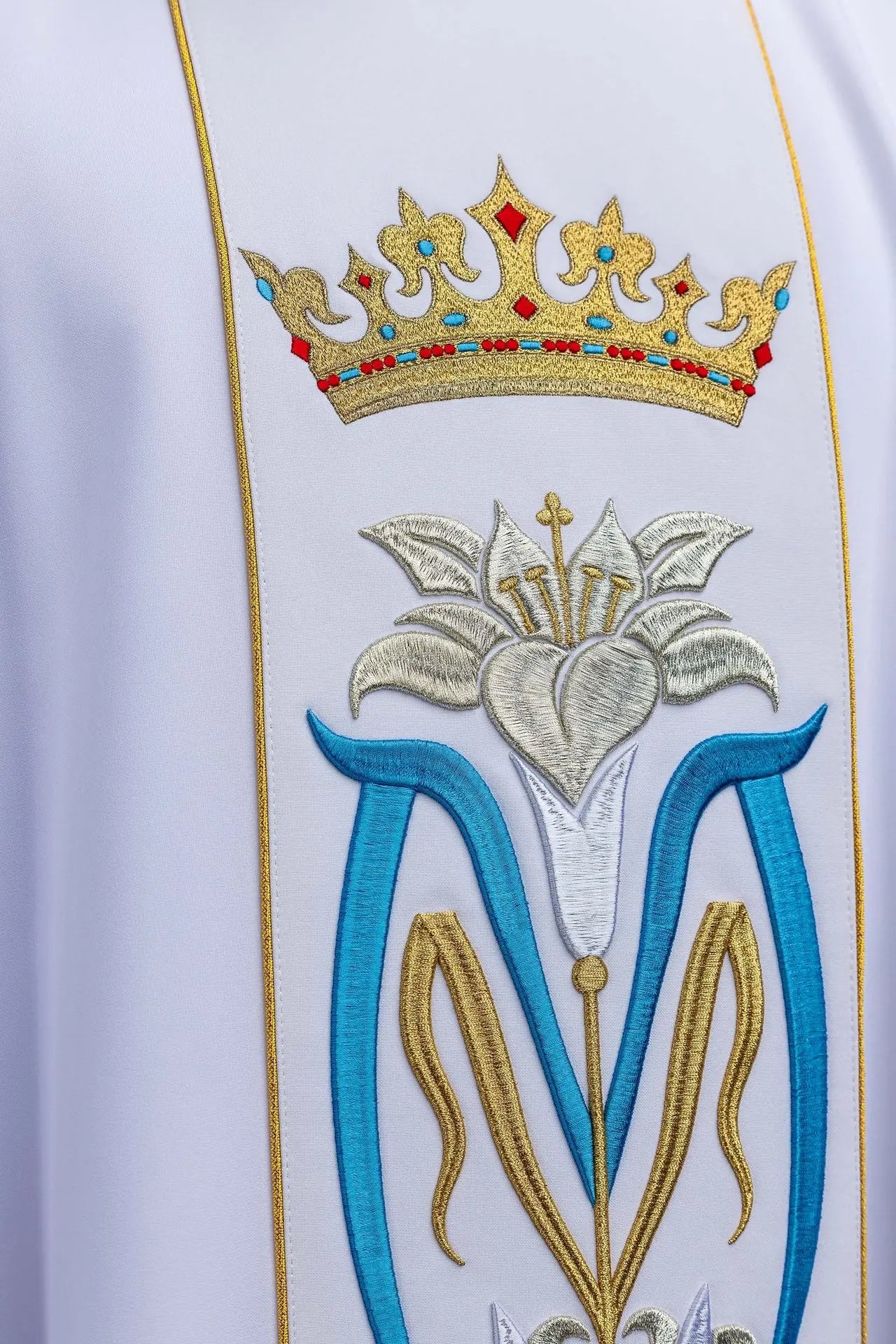 Biały ornat maryjny z haftem korony