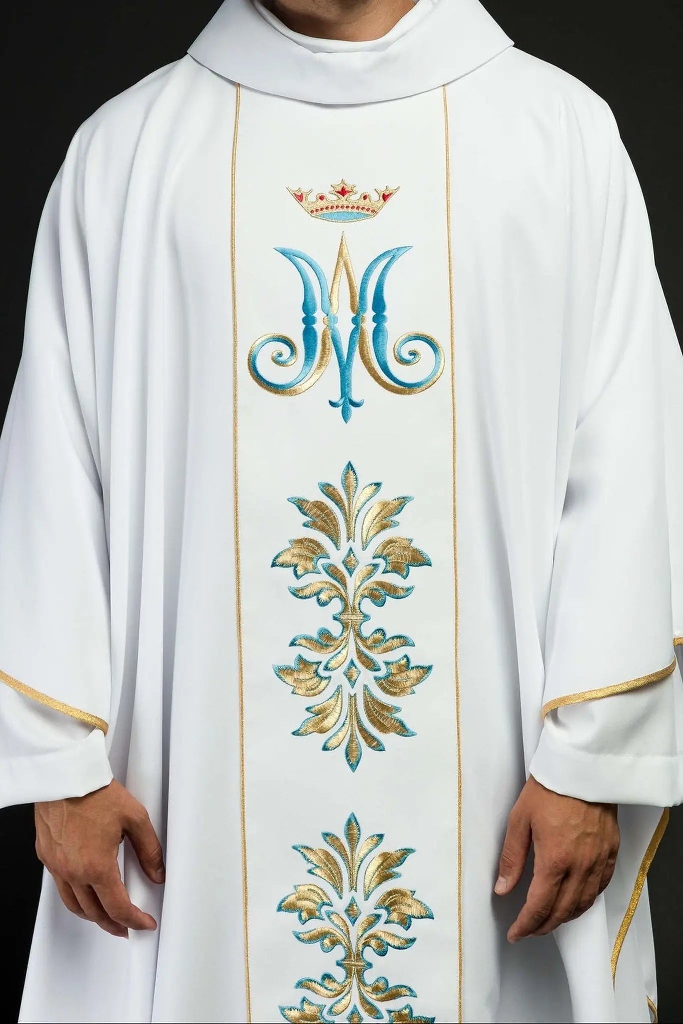 Ornat haftowany z motywem maryjnym Biały