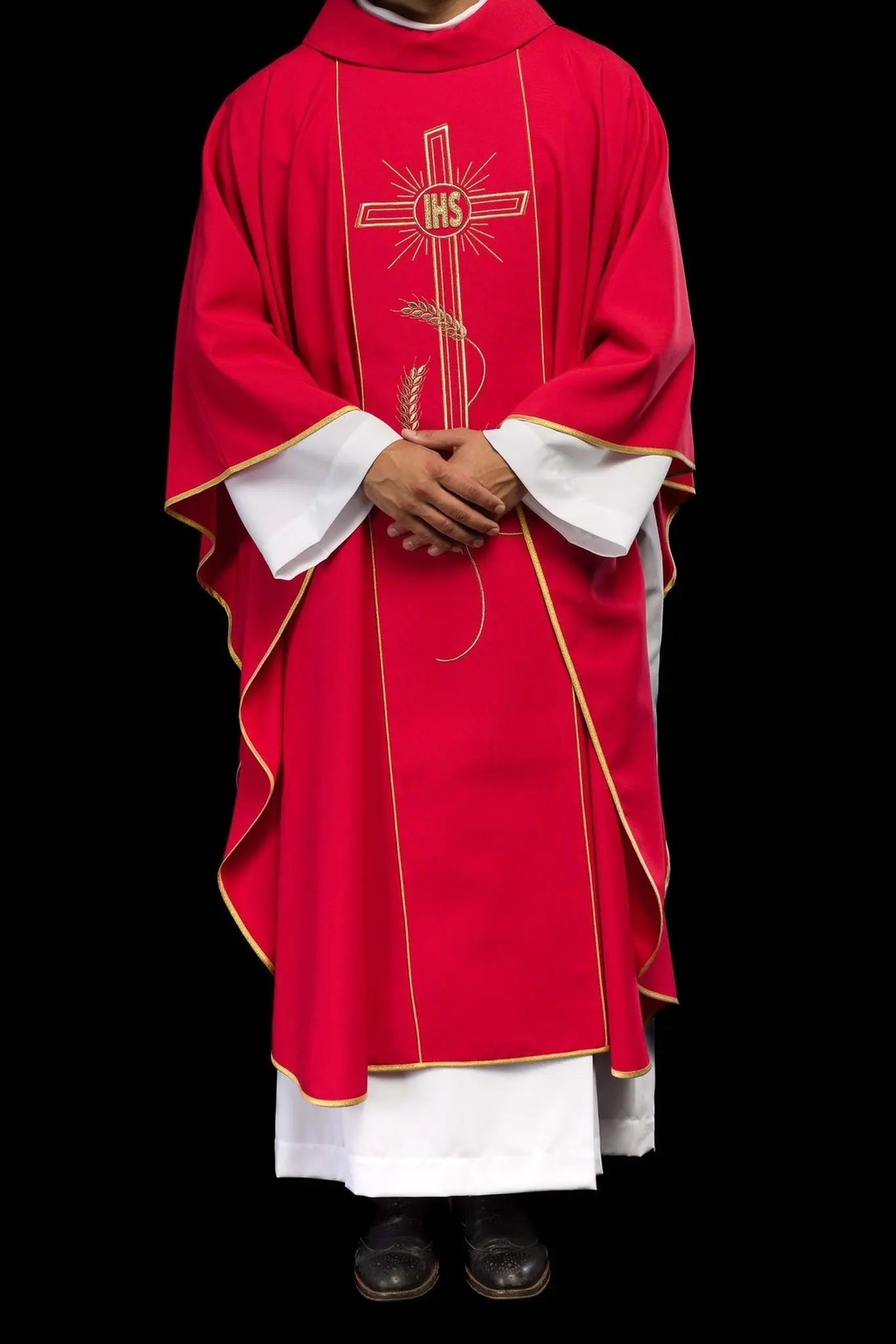 Czerwony ornat liturgiczny z szerokim haftowanym złotym pasem i krzyżem IHS