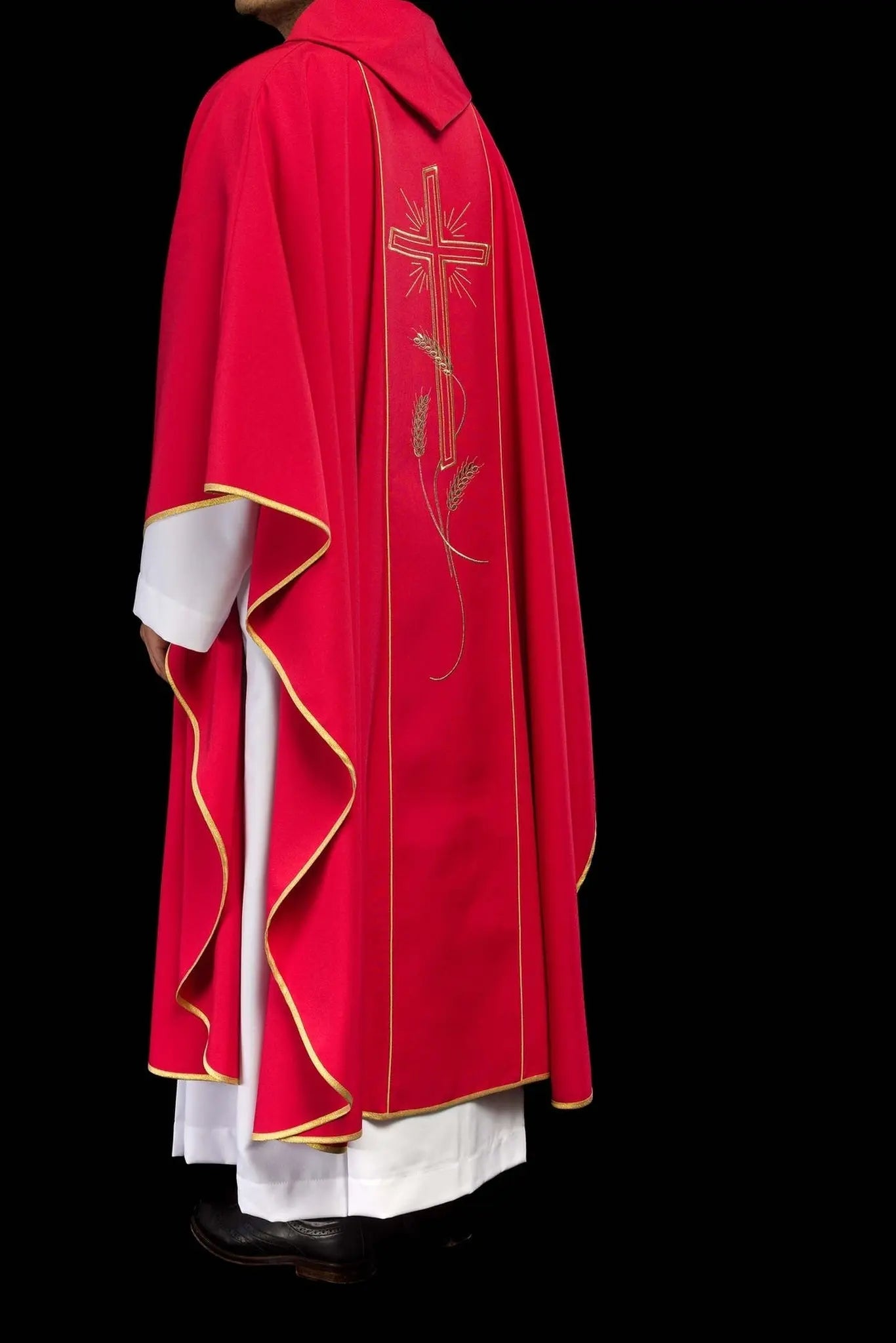 Czerwony ornat liturgiczny z szerokim haftowanym złotym pasem i krzyżem IHS