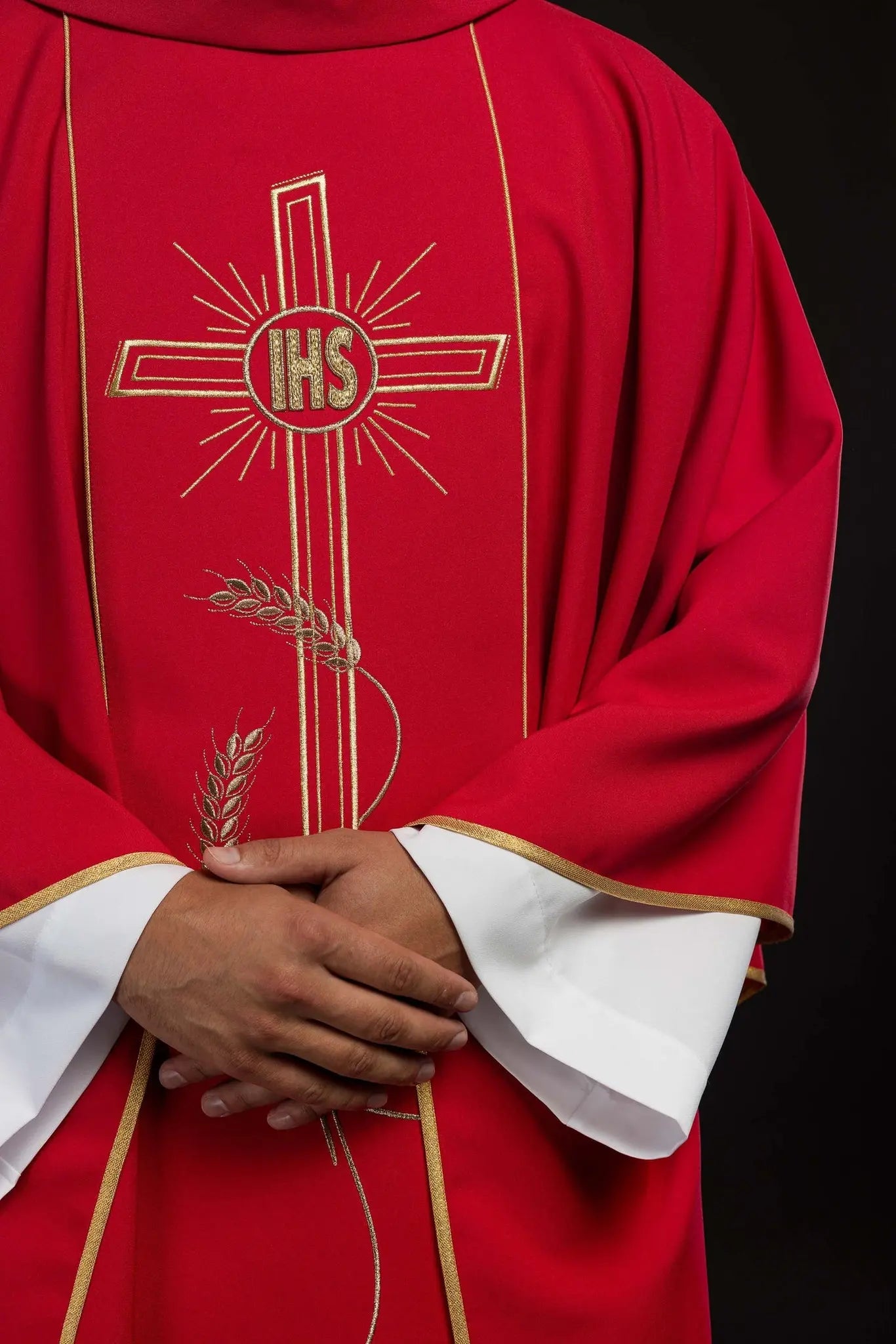 Czerwony ornat liturgiczny z szerokim haftowanym złotym pasem i krzyżem IHS