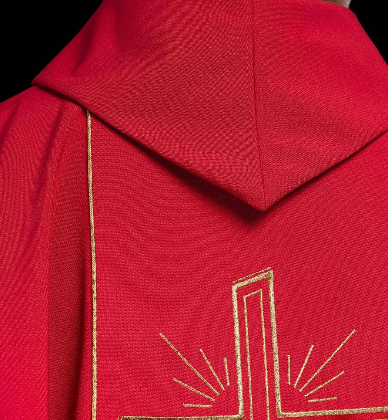 Czerwony ornat liturgiczny z szerokim haftowanym złotym pasem i krzyżem IHS