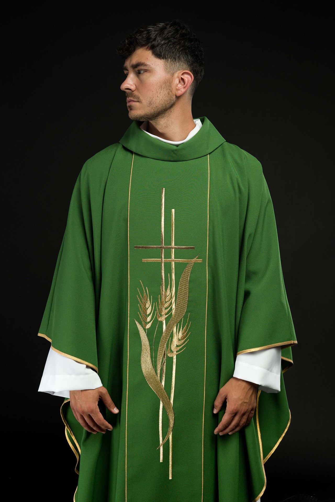 Zielony ornat haftowany motywami krzyża i kłosów - ORNATY.PL