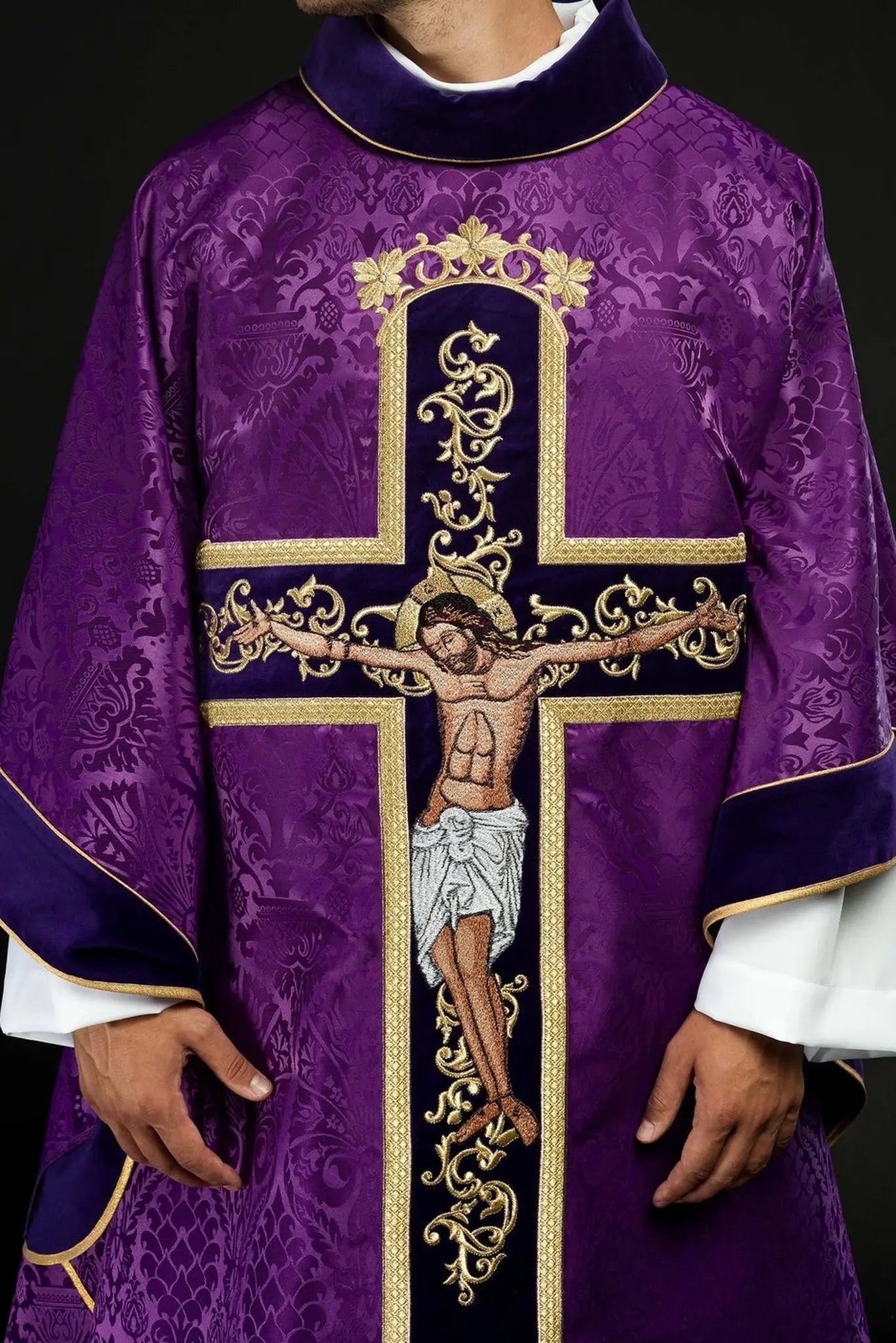 Ornat fioletowy haftowany wzorem Jezusa Chrystusa