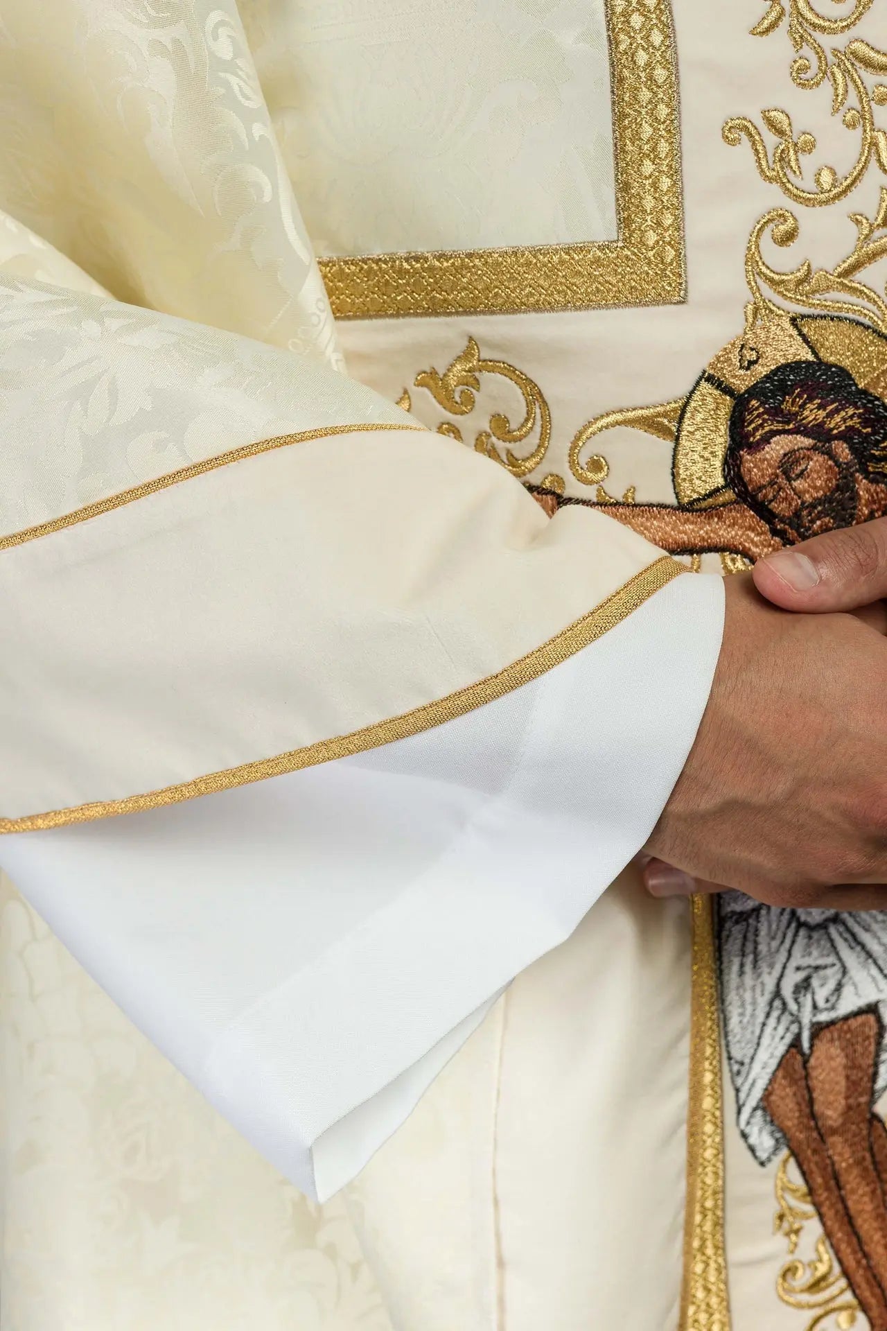 Ornat z wizerunkiem Jezusa Chrystusa na krzyżu w kolorze ecru