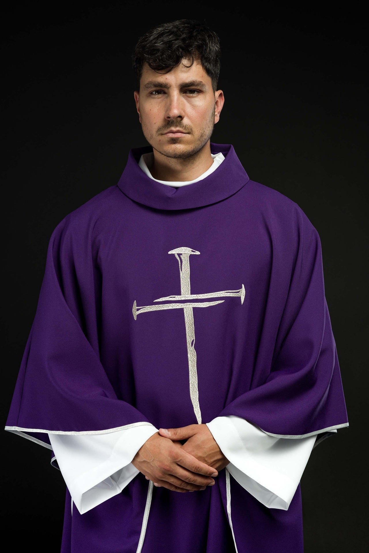 Fioletowy ornat z srebrnym haftowanym Krzyżem na Wielki Post - ORNATY.PL