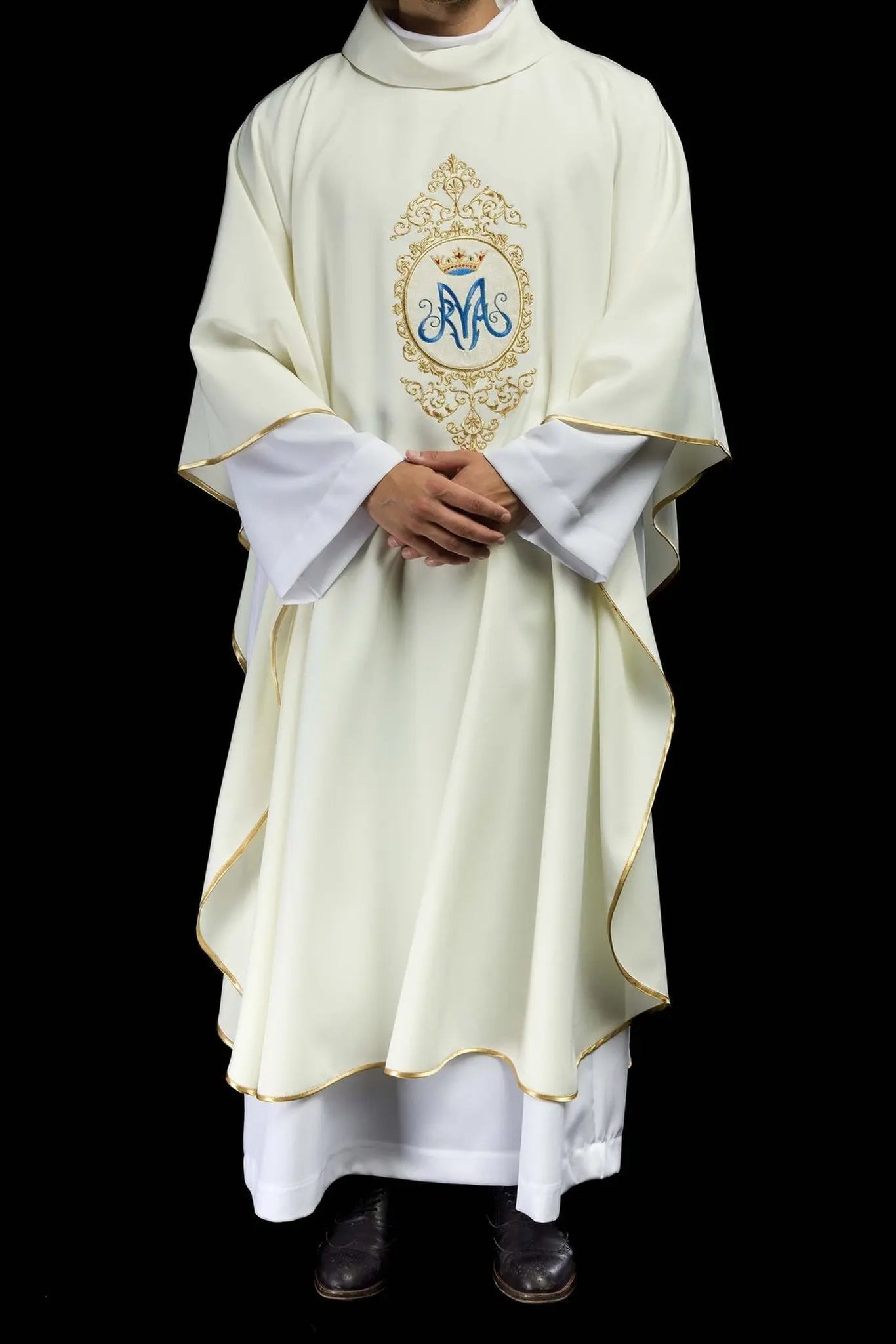 Ornat liturgiczny z motywem maryjnym otoczonym złotym haftem
