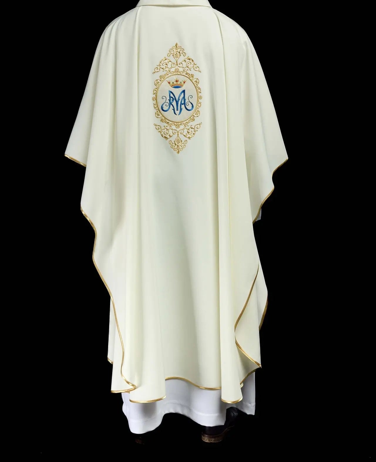 Ornat liturgiczny z motywem maryjnym otoczonym złotym haftem