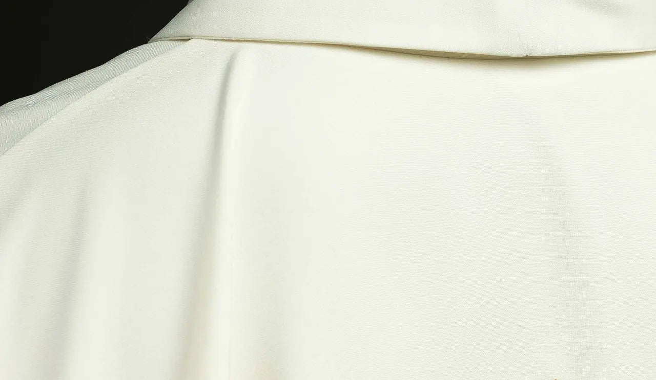 Ornat liturgiczny z motywem maryjnym otoczonym złotym haftem