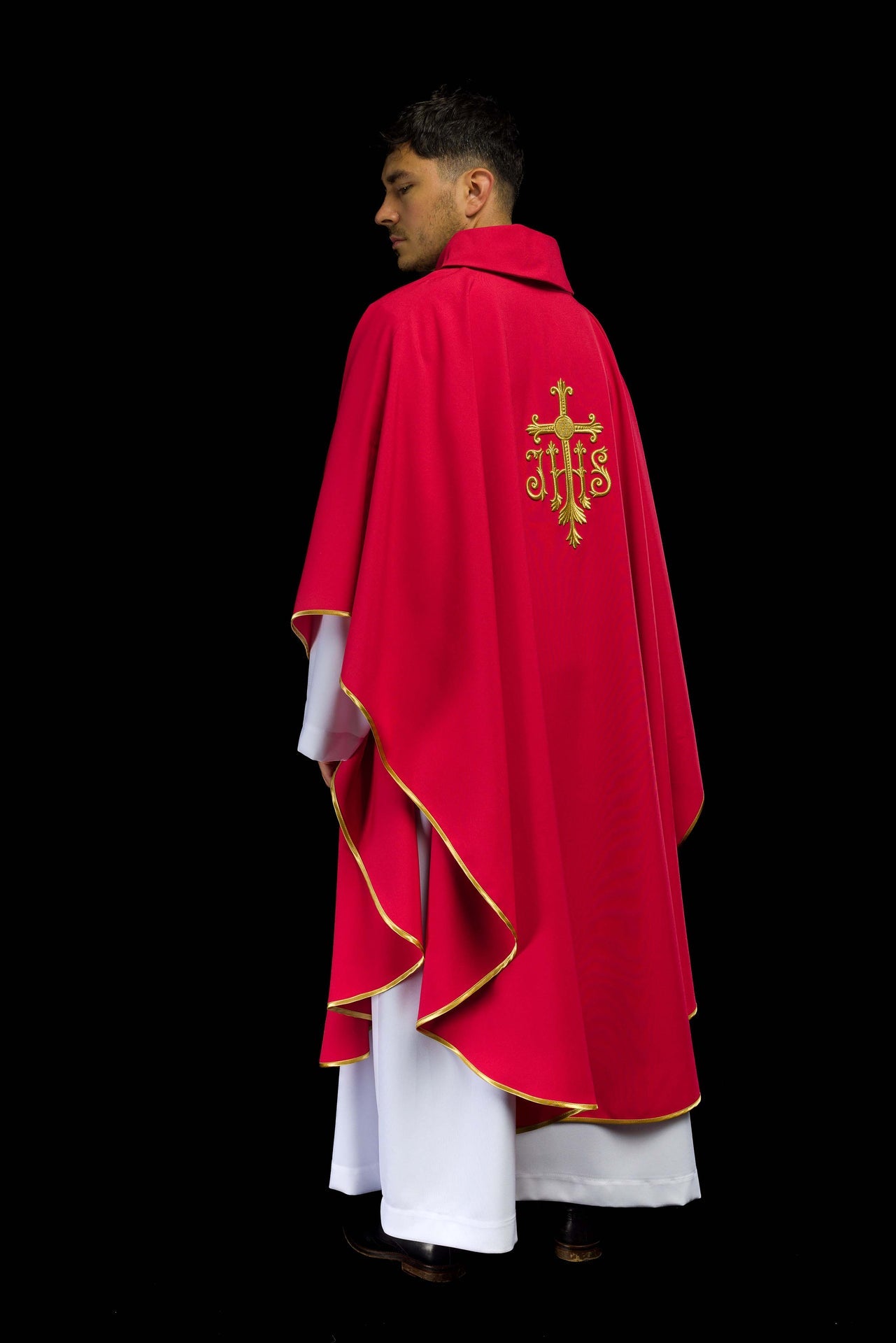 Haftowany czerwony ornat z symbolem ihs - ORNATY.PL