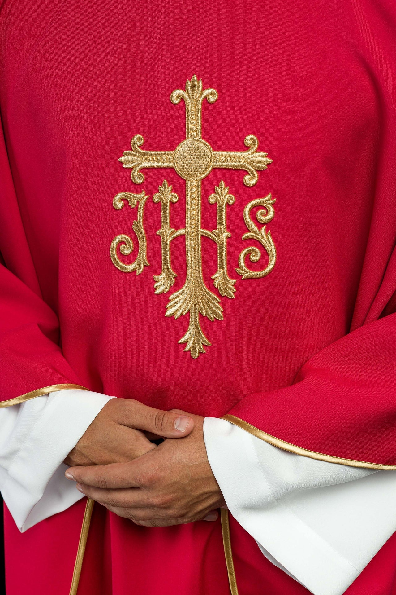 Haftowany czerwony ornat z symbolem ihs - ORNATY.PL