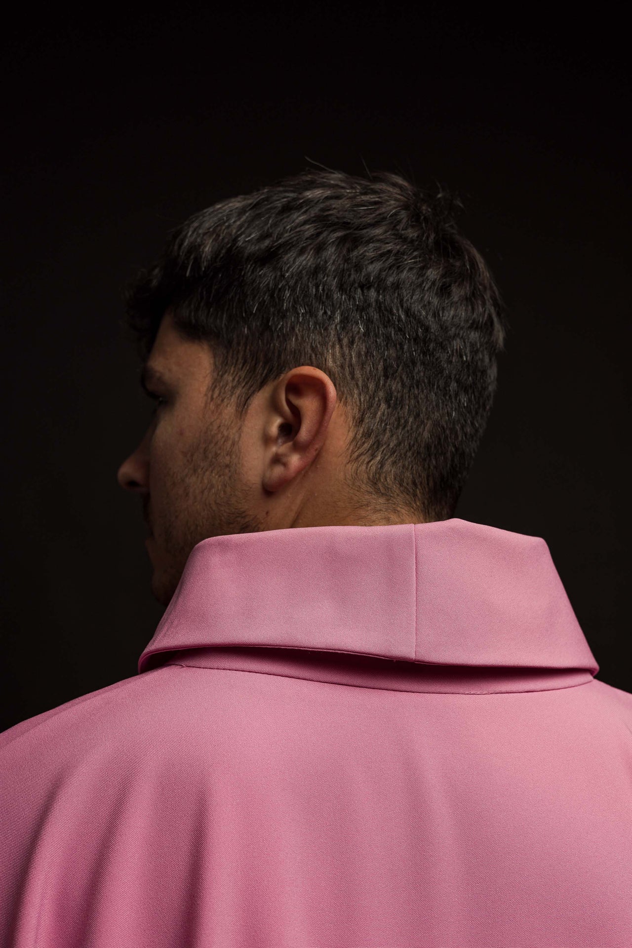 Ornat różowy z wypukłym haftem JHS - ORNATY.PL