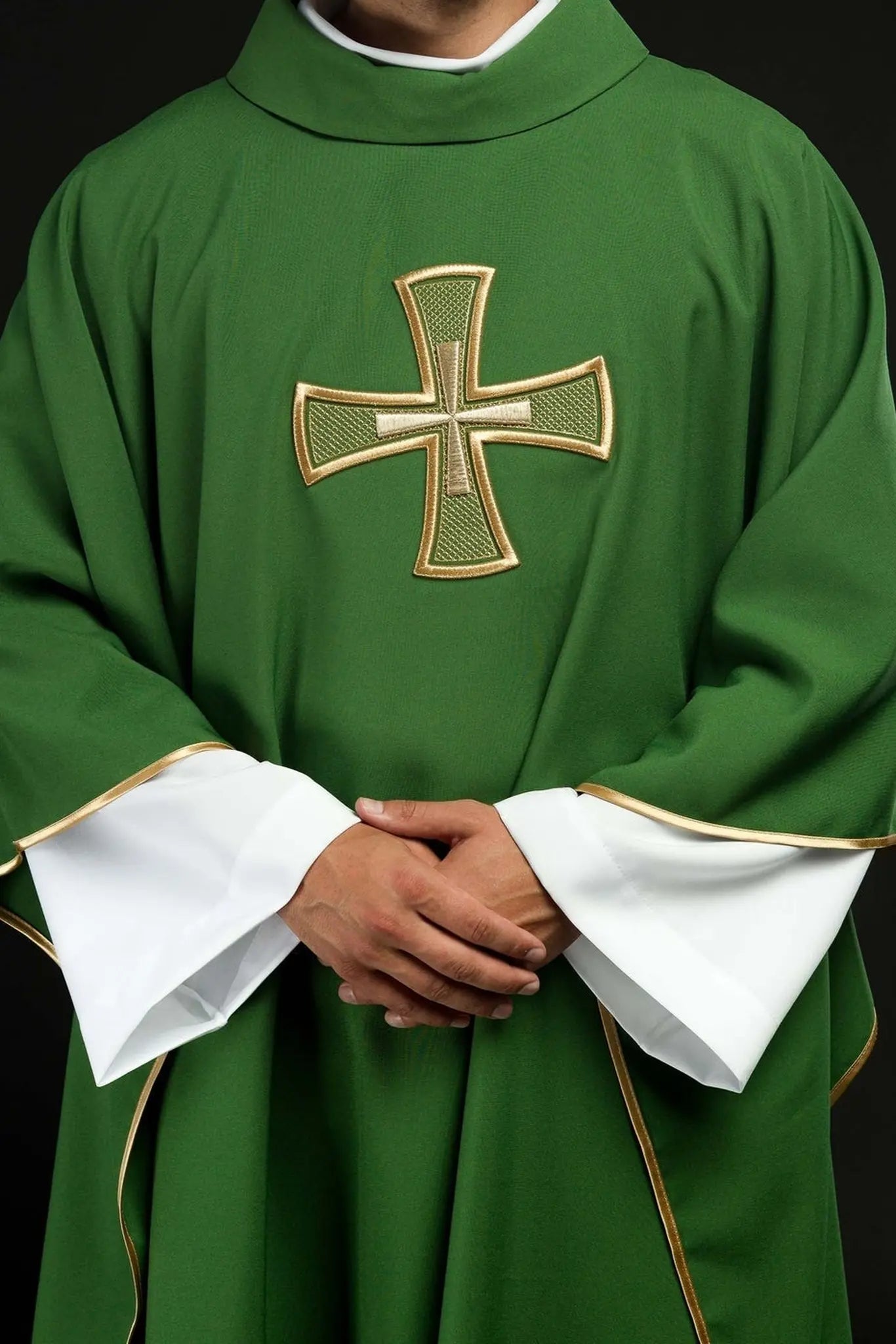 Ornat haftowany zielony z motywem krzyża