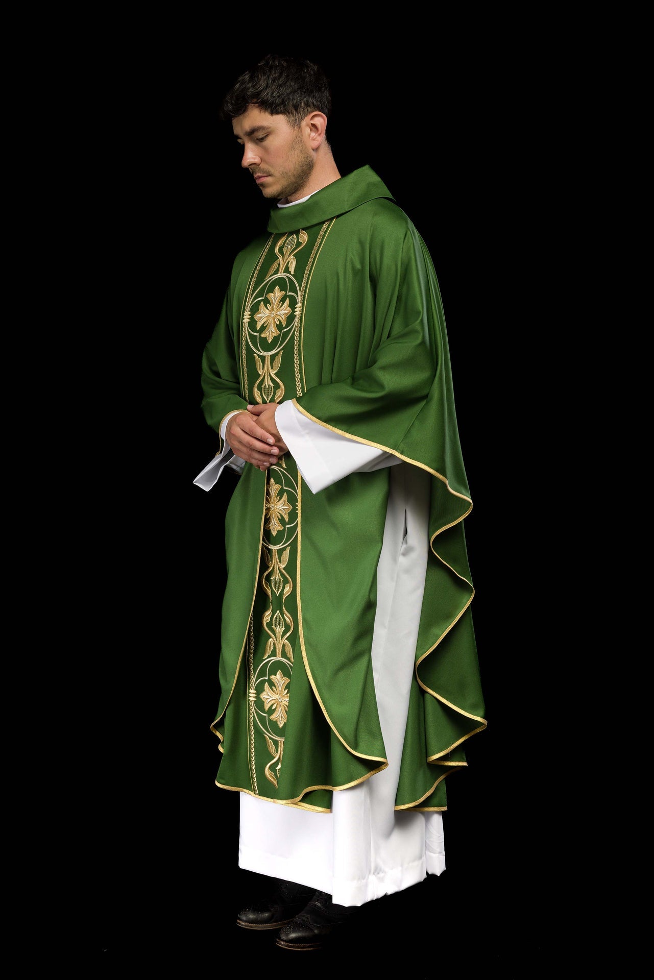 Ornat haftowany Zielony z Ozdobnym Pasem - ORNATY.PL