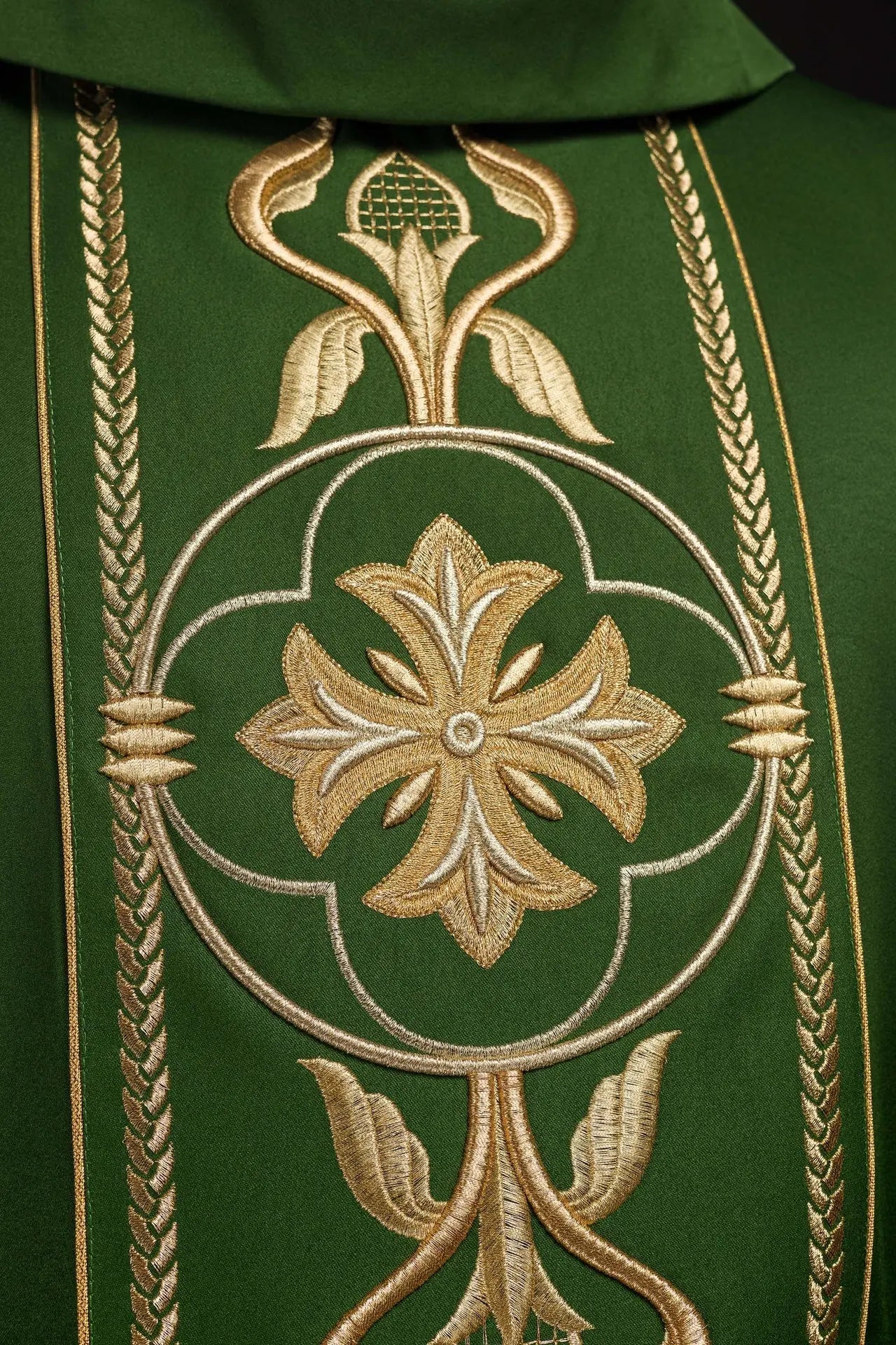 Embroidered chasuble Green with decorative band
