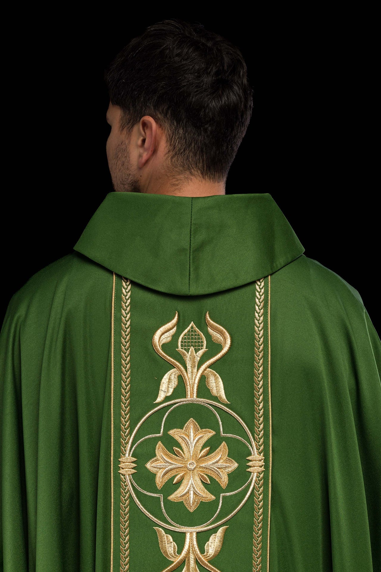 Ornat haftowany Zielony z Ozdobnym Pasem - ORNATY.PL
