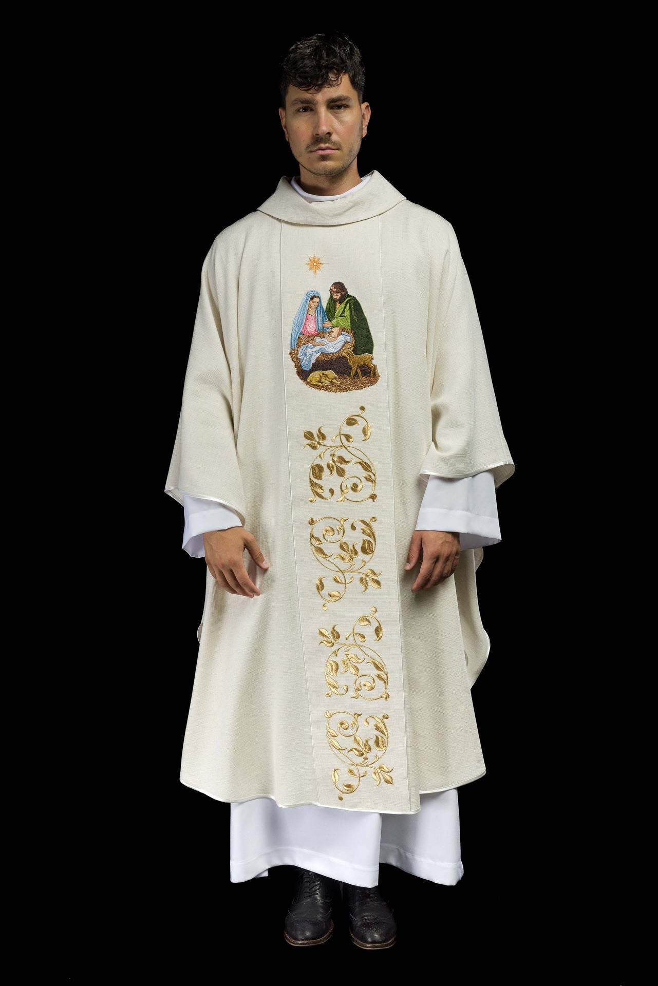 Ornat haftowany z wizerunkiem Świętej Rodziny tkanina o naturalnym splocie - ORNATY.PL