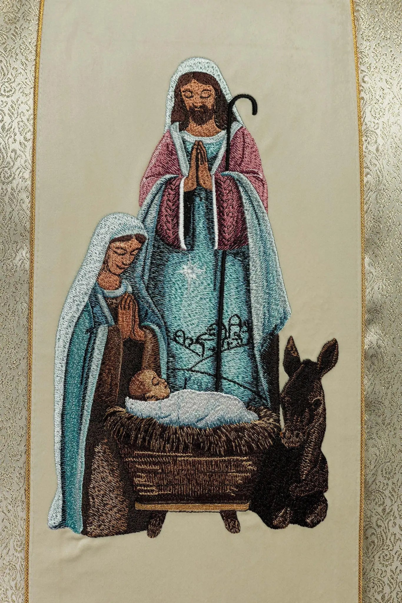 Embroidered chasuble with the image of the Holy Family on gold fabric
