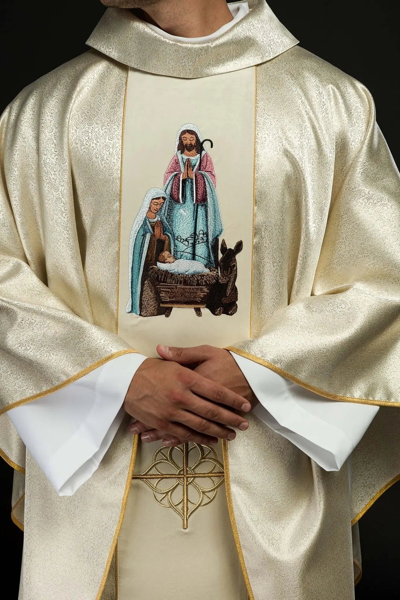 Embroidered chasuble with the image of the Holy Family on gold fabric