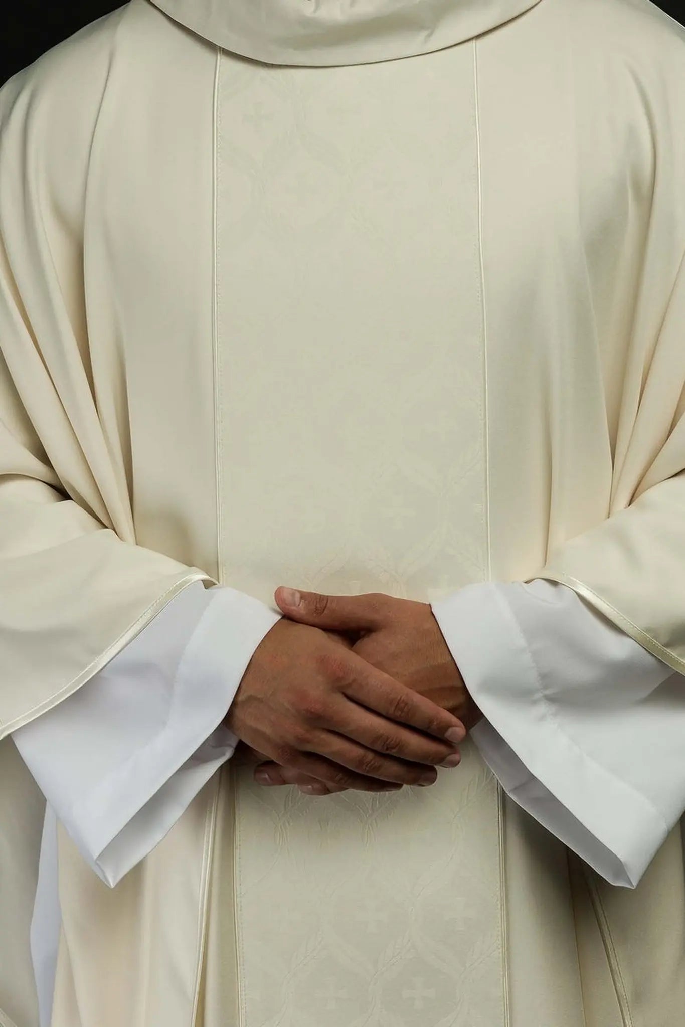 Ornat w kolorze ecru z żakardowym pasem w kształcie krzyża
