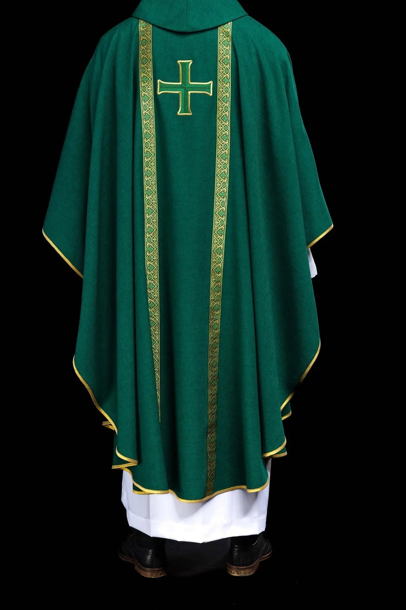 Zielony ornat liturgiczny z haftowanym krzyżem i pasami żakardowymi