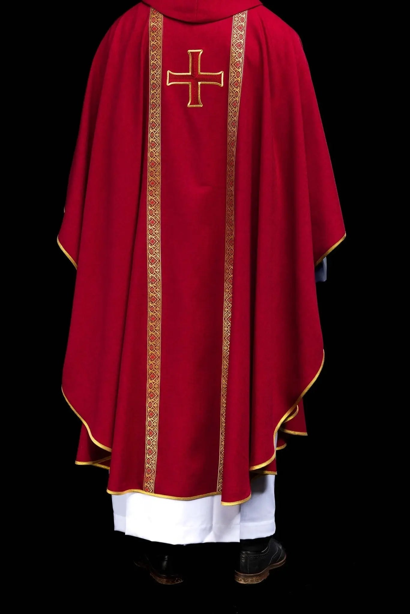 Czerwona ornat liturgiczny z haftowanym krzyżem i pasami żakardowymi