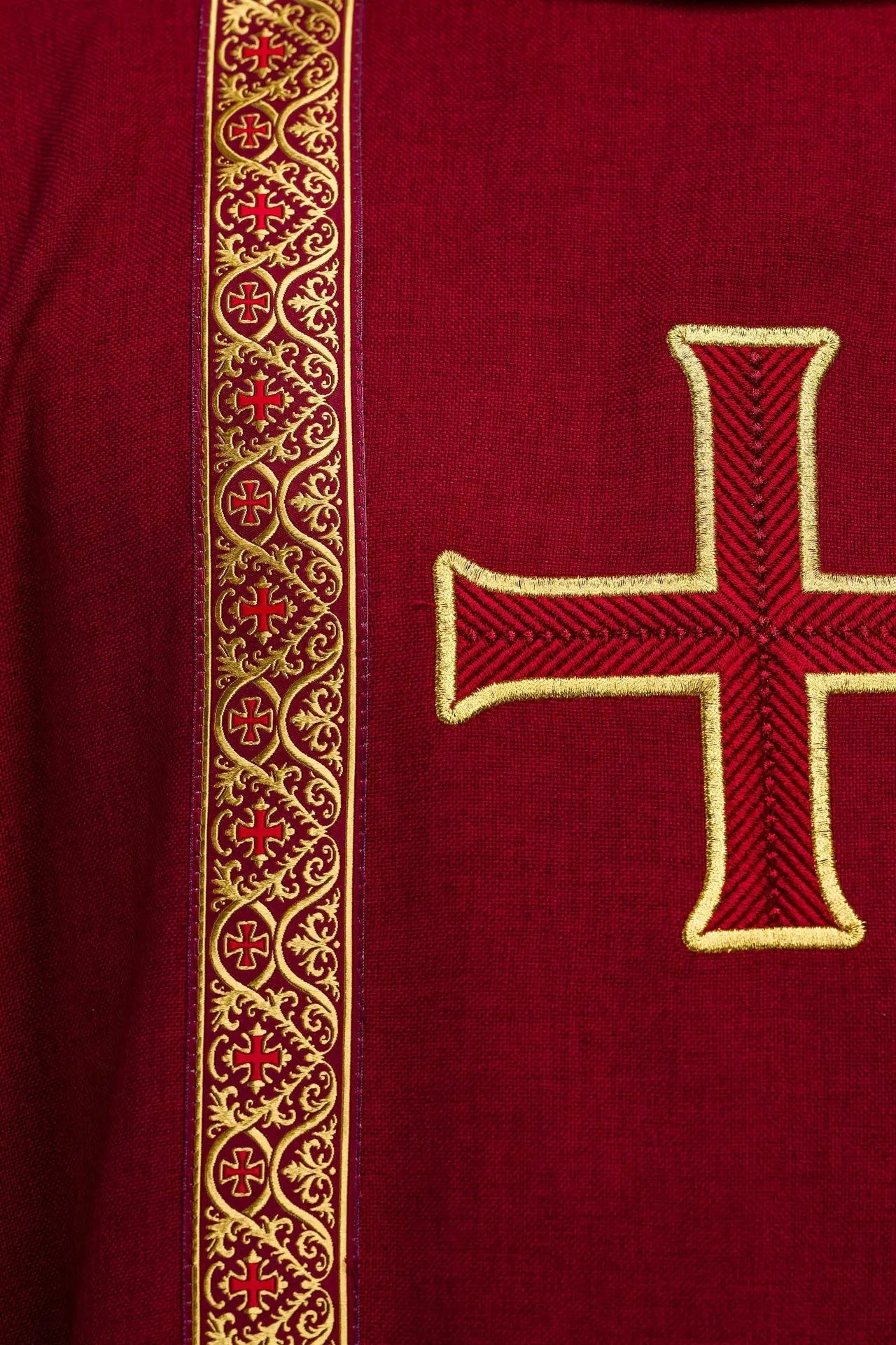 Czerwona ornat liturgiczny z haftowanym krzyżem i pasami żakardowymi