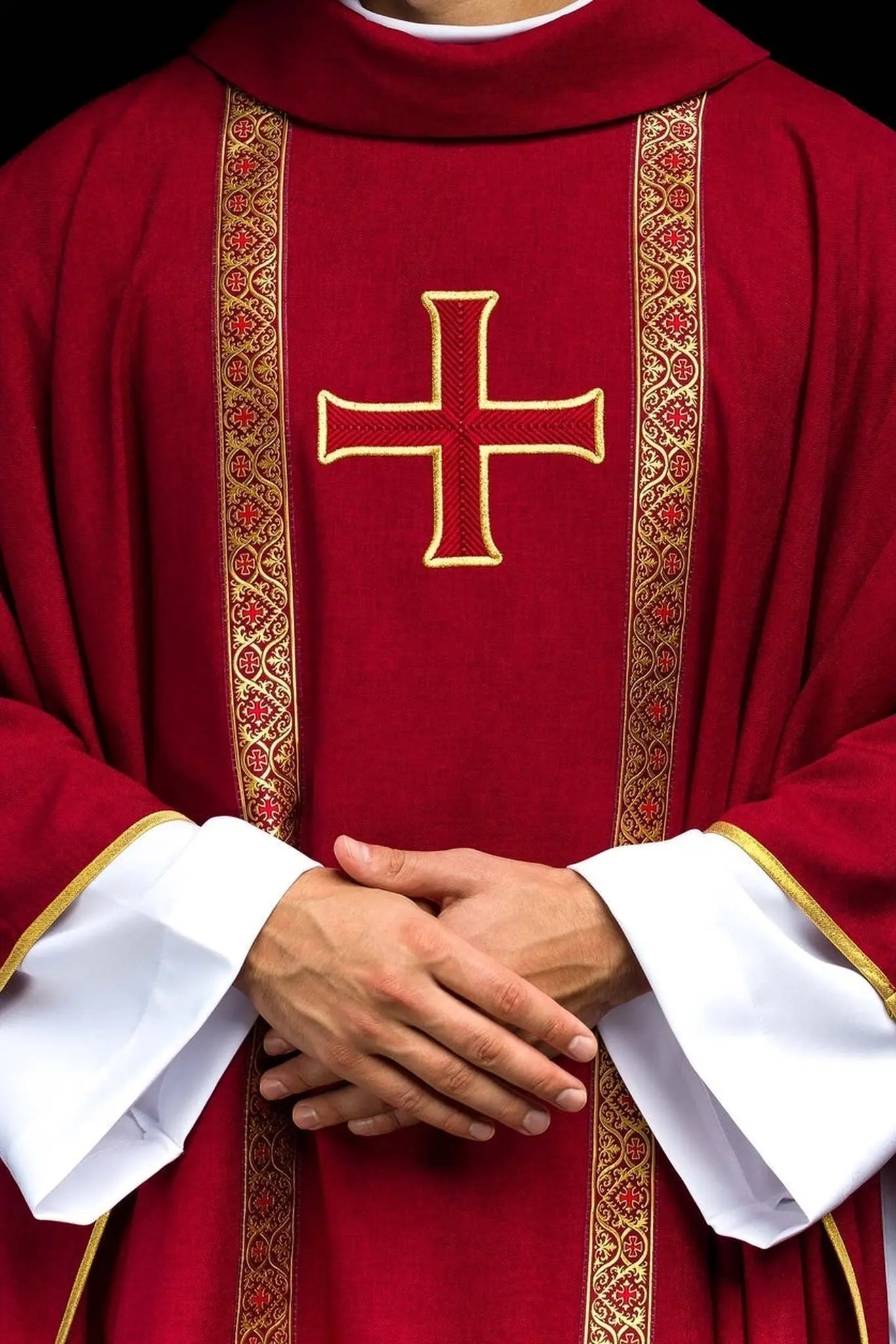 Czerwona ornat liturgiczny z haftowanym krzyżem i pasami żakardowymi