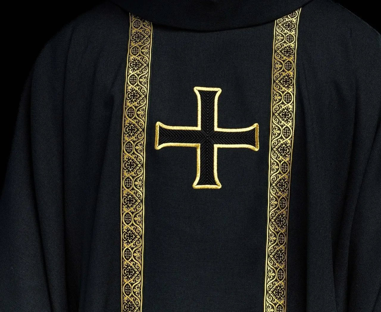 Czarna szata liturgiczna z haftowanym krzyżem i pasami żakardowymi
