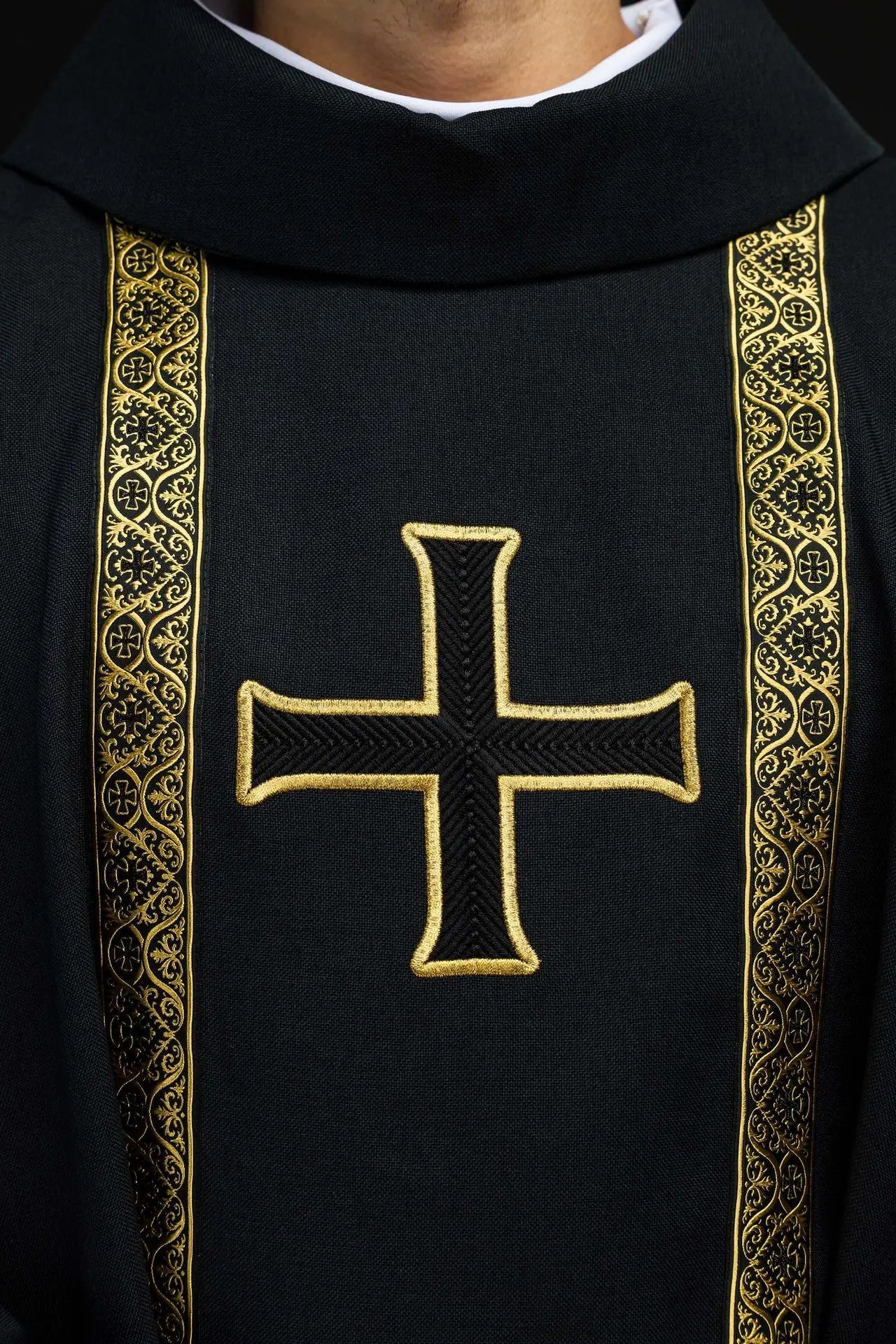 Czarna szata liturgiczna z haftowanym krzyżem i pasami żakardowymi
