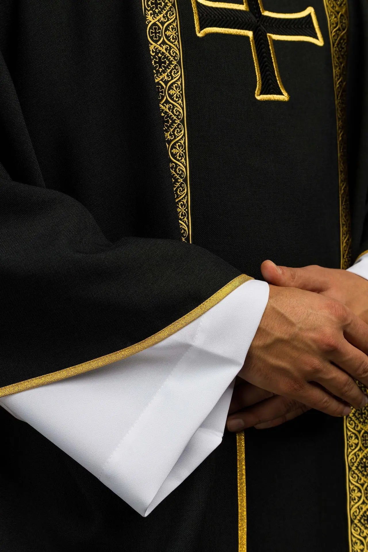 Czarna szata liturgiczna z haftowanym krzyżem i pasami żakardowymi